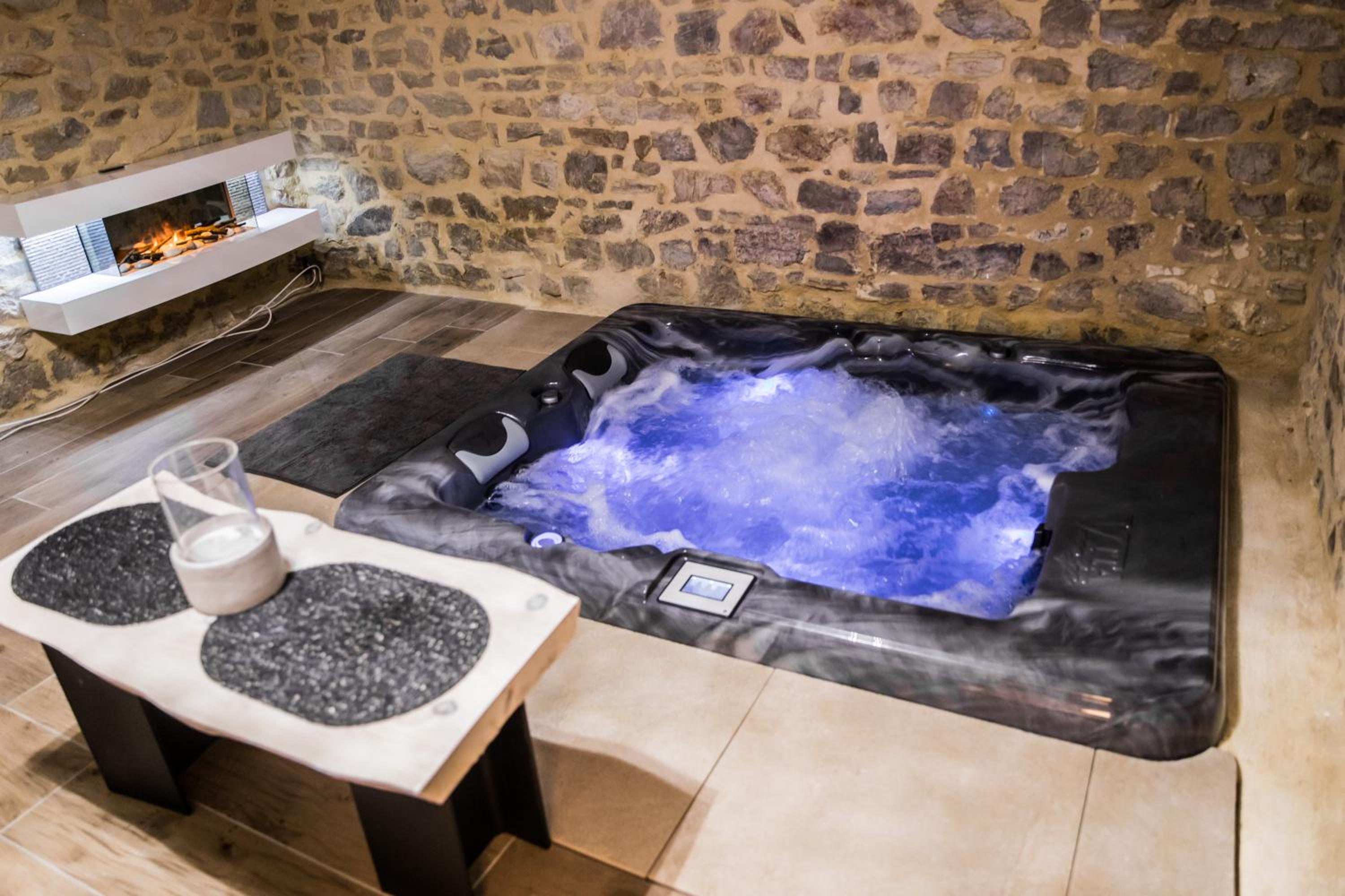 Au domaine des anges Gites avec Jacuzzi privatif dans la chambre