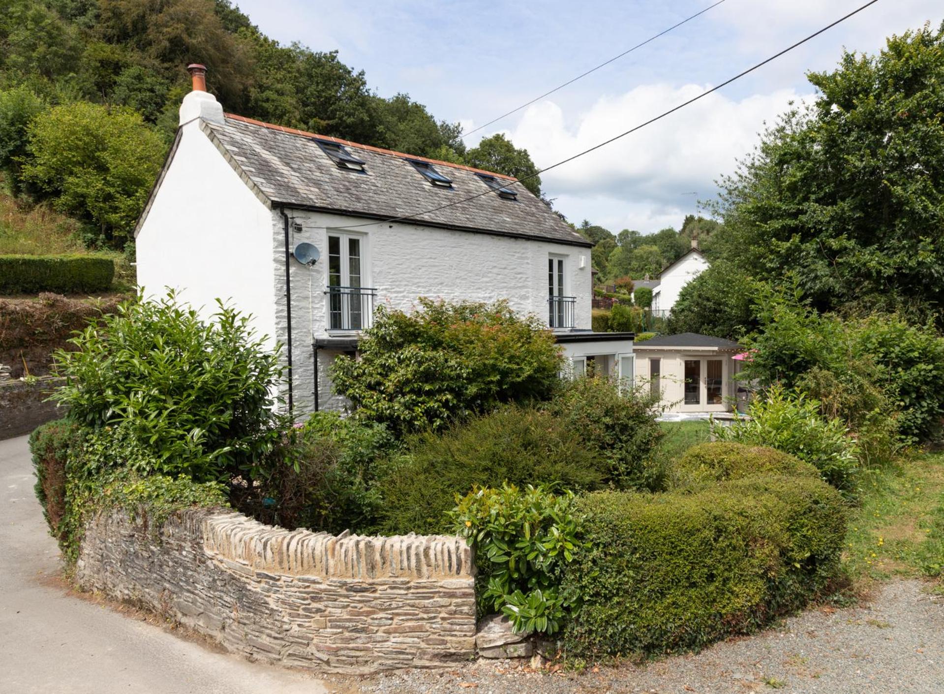 Hotel Briardene Cottage - A Superb Bijou Retreat with Jacuzzi near an Excellent Village Pub - Image 1