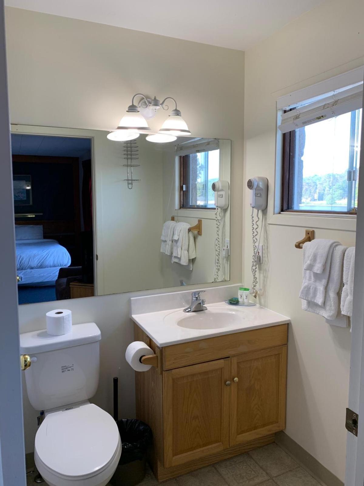 Algonquin Lakeside Inn