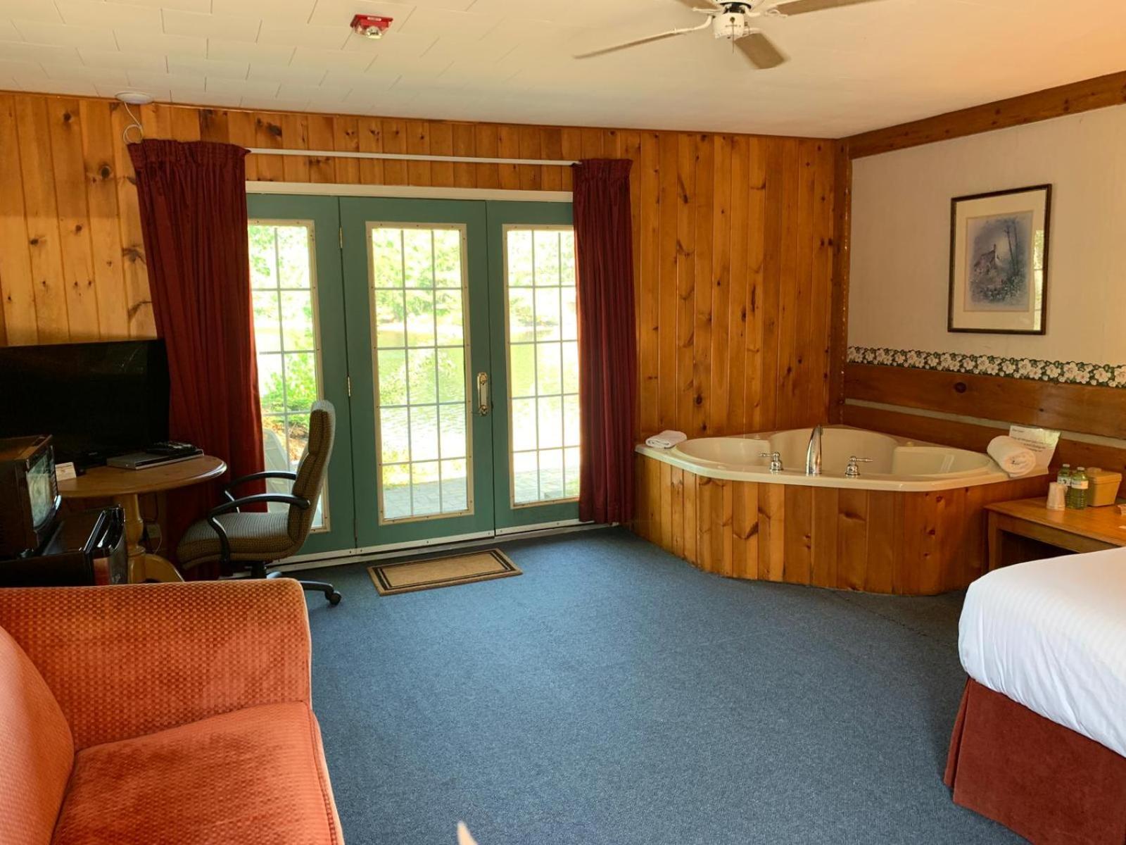 Algonquin Lakeside Inn
