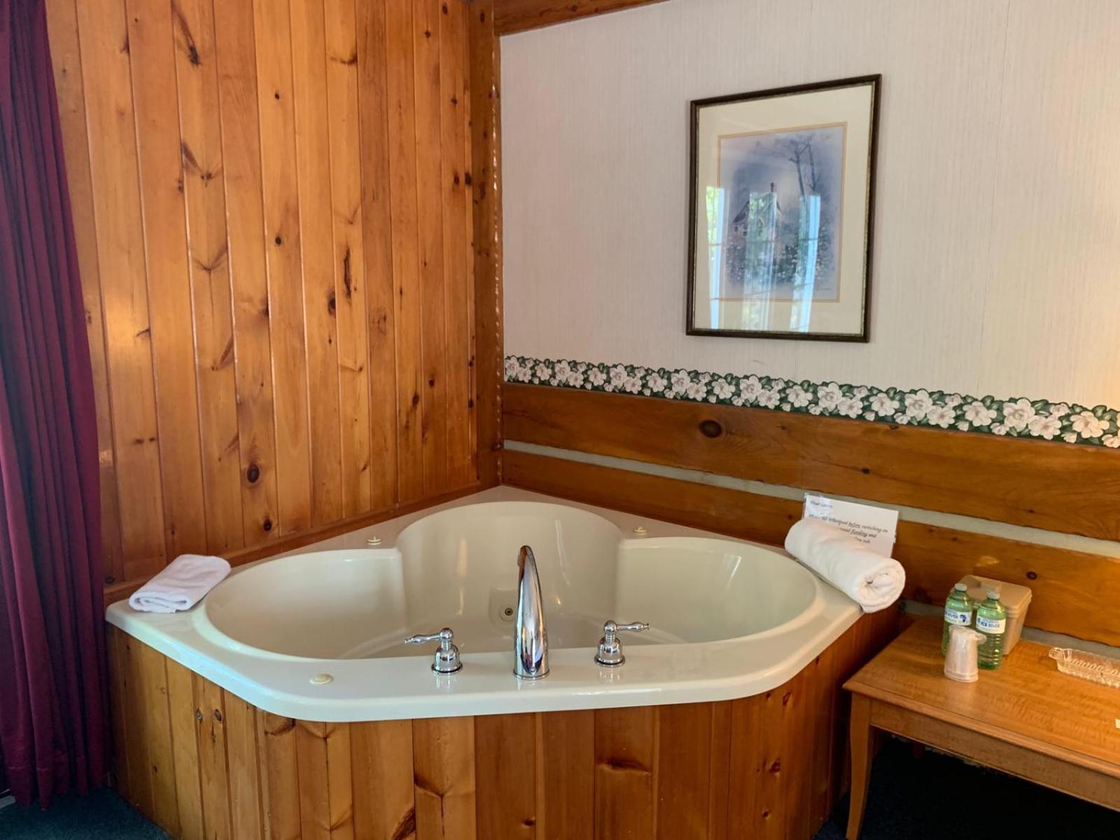 Algonquin Lakeside Inn