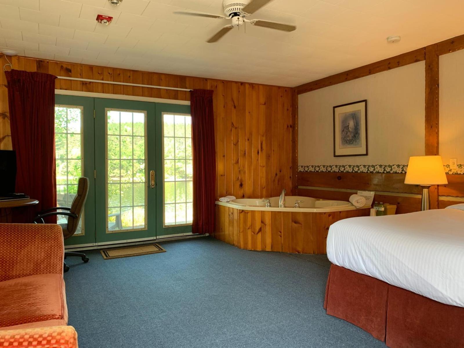 Algonquin Lakeside Inn