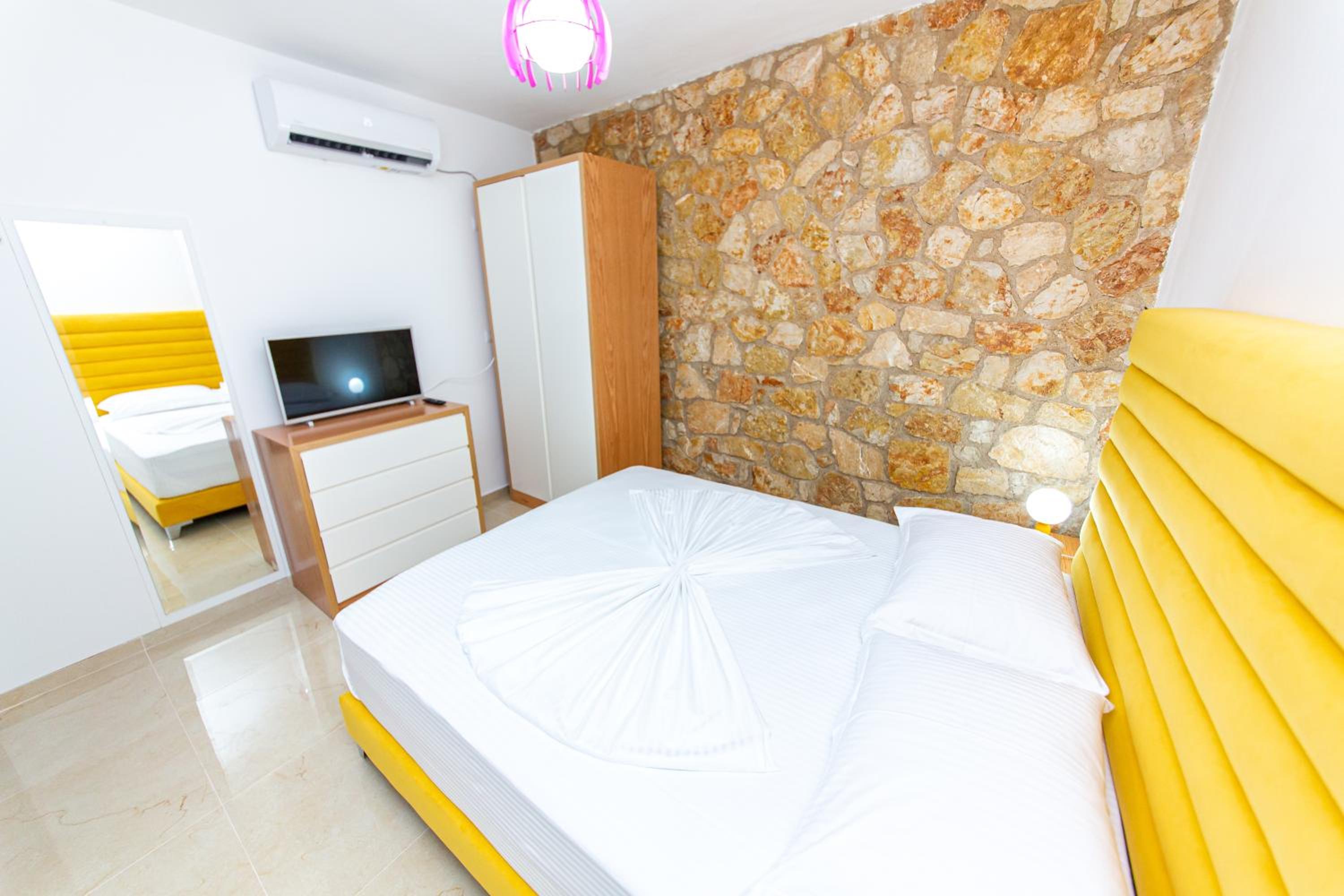 Santa Oliva Suites