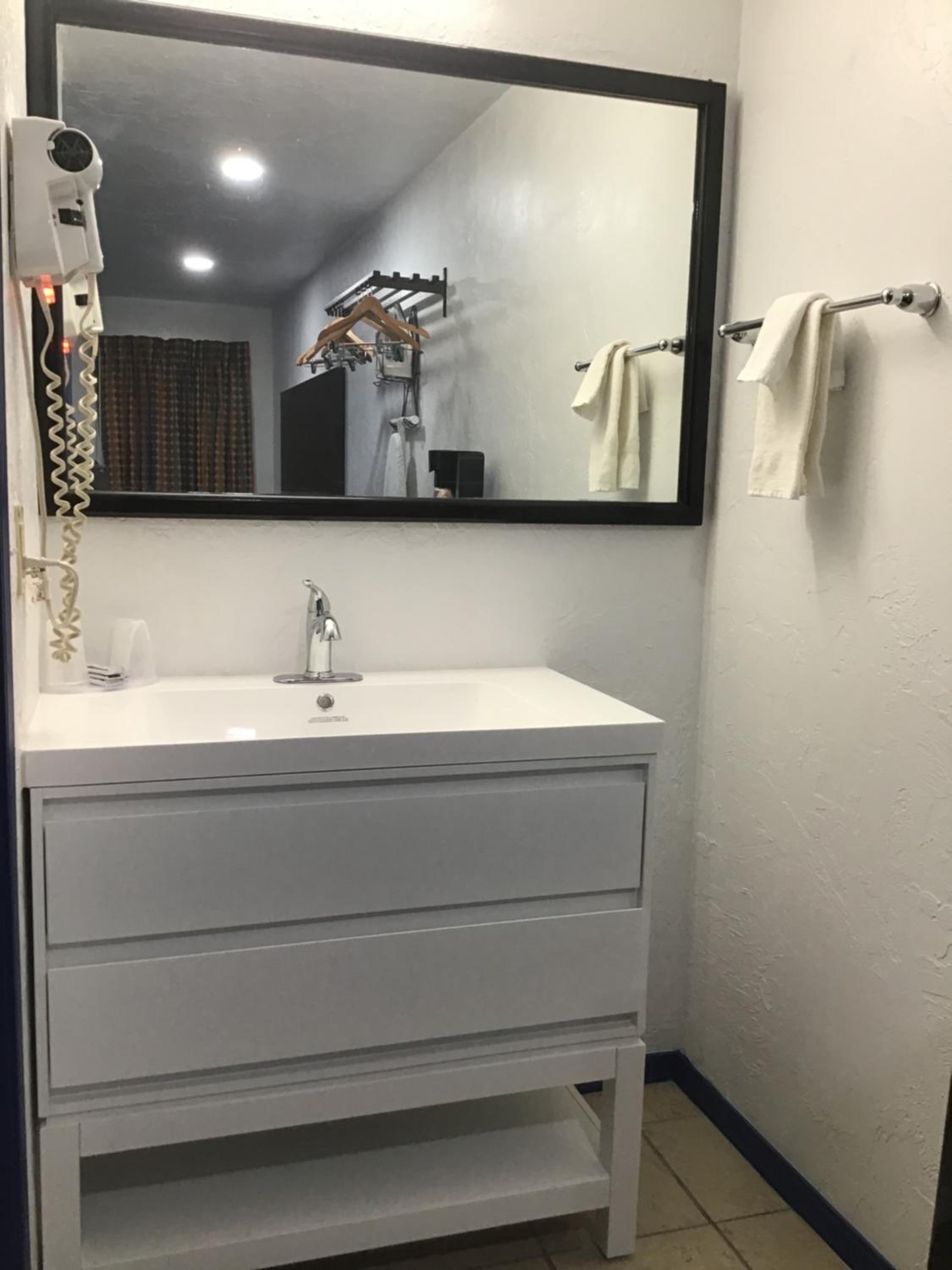 Budget Inn & Suites