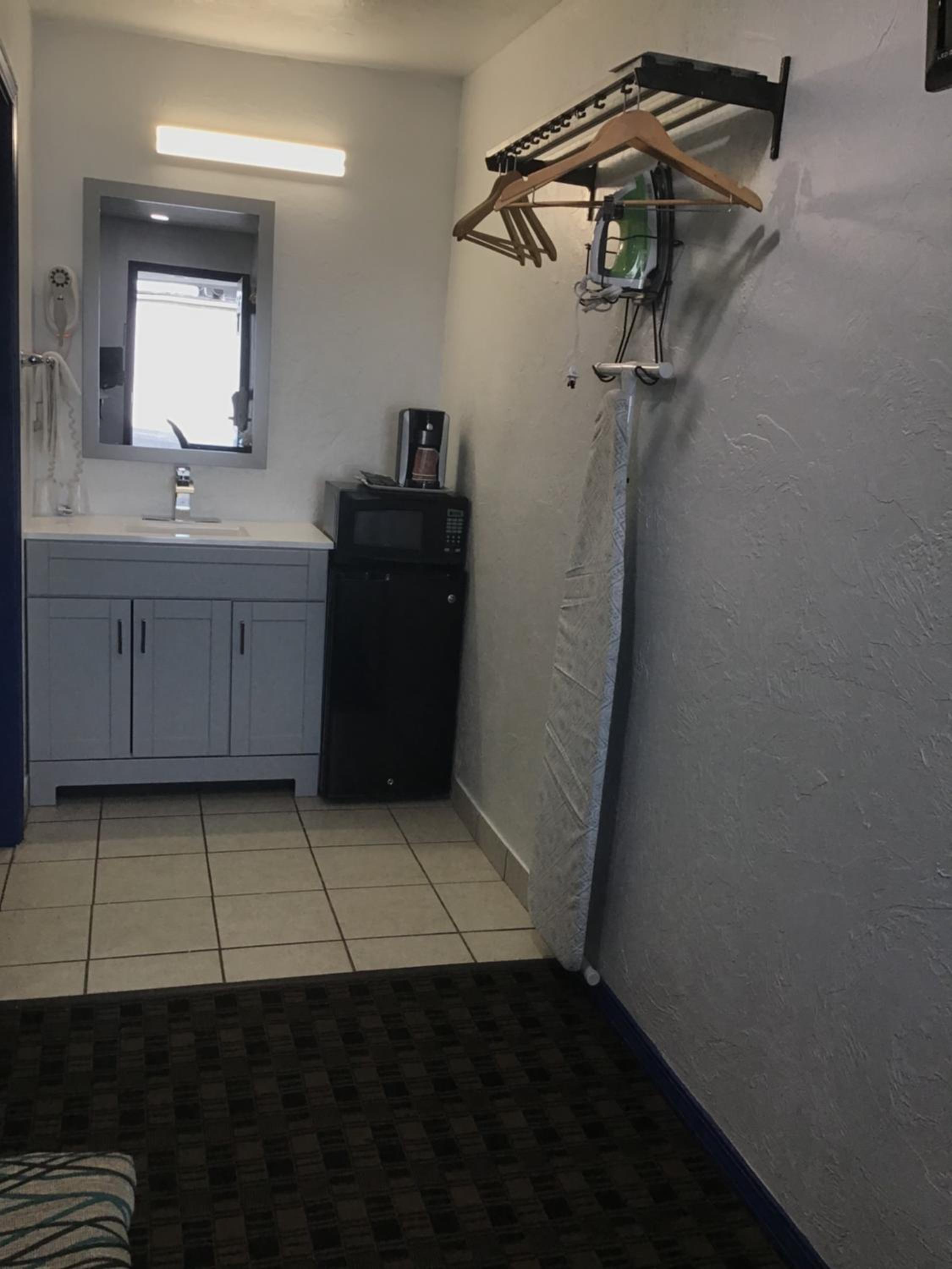 Budget Inn & Suites