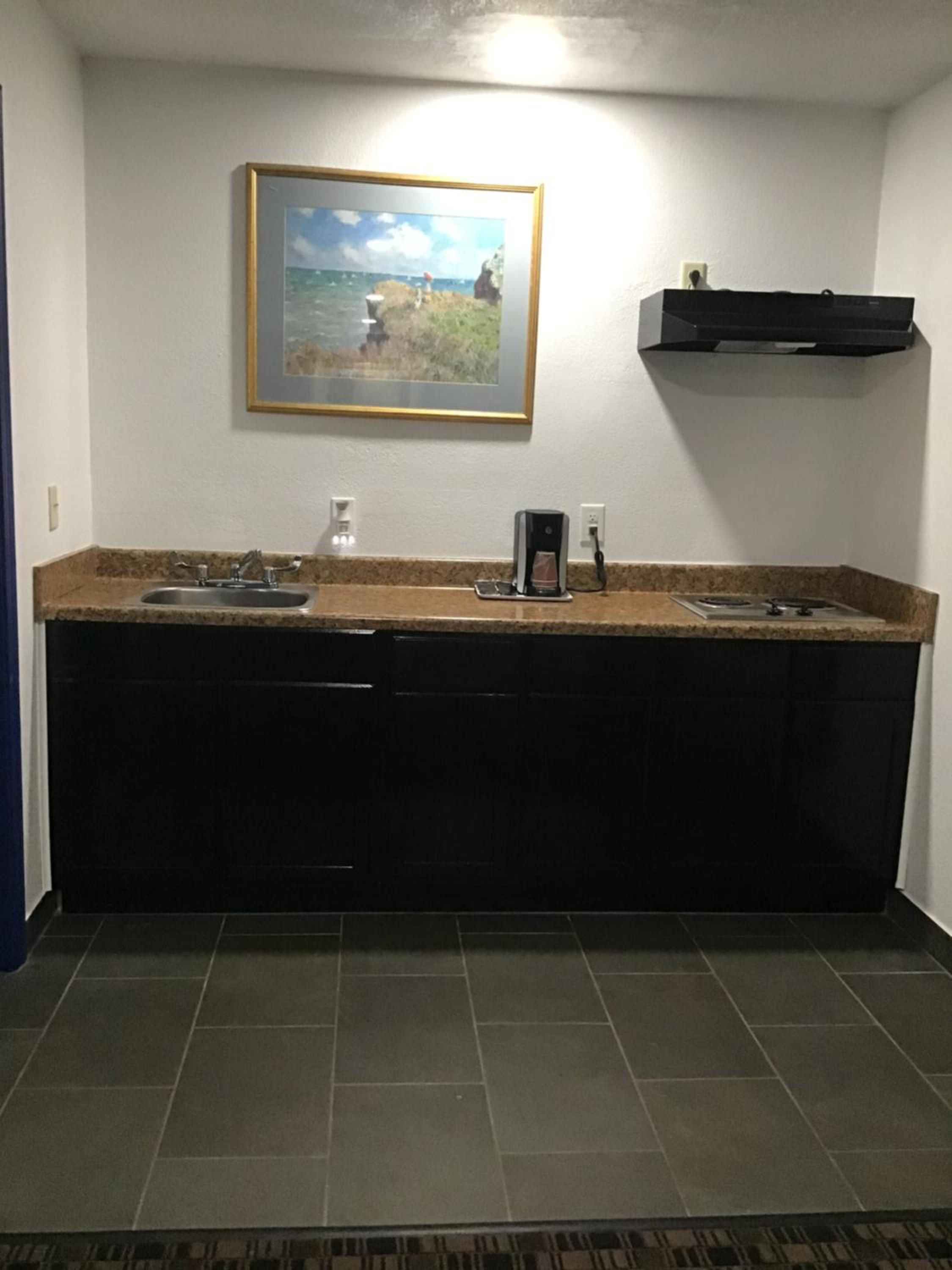 Budget Inn & Suites