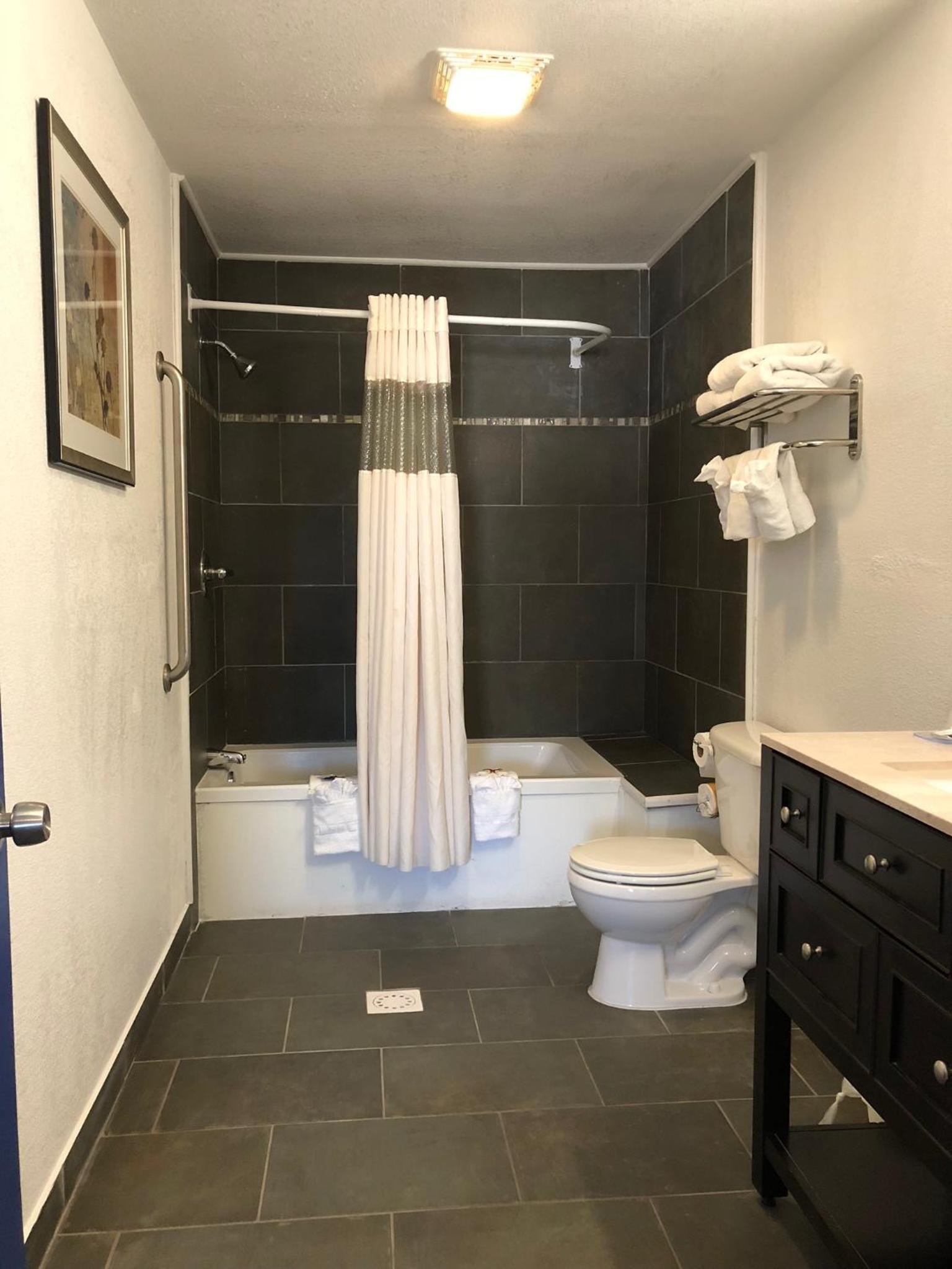 Budget Inn & Suites