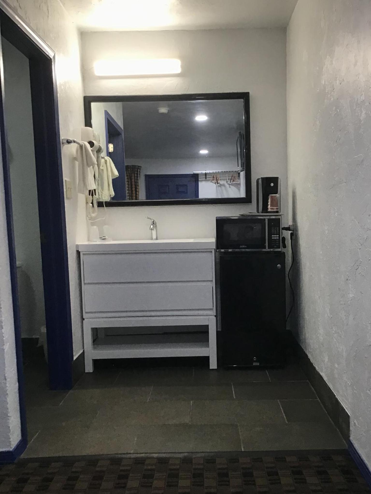 Budget Inn & Suites