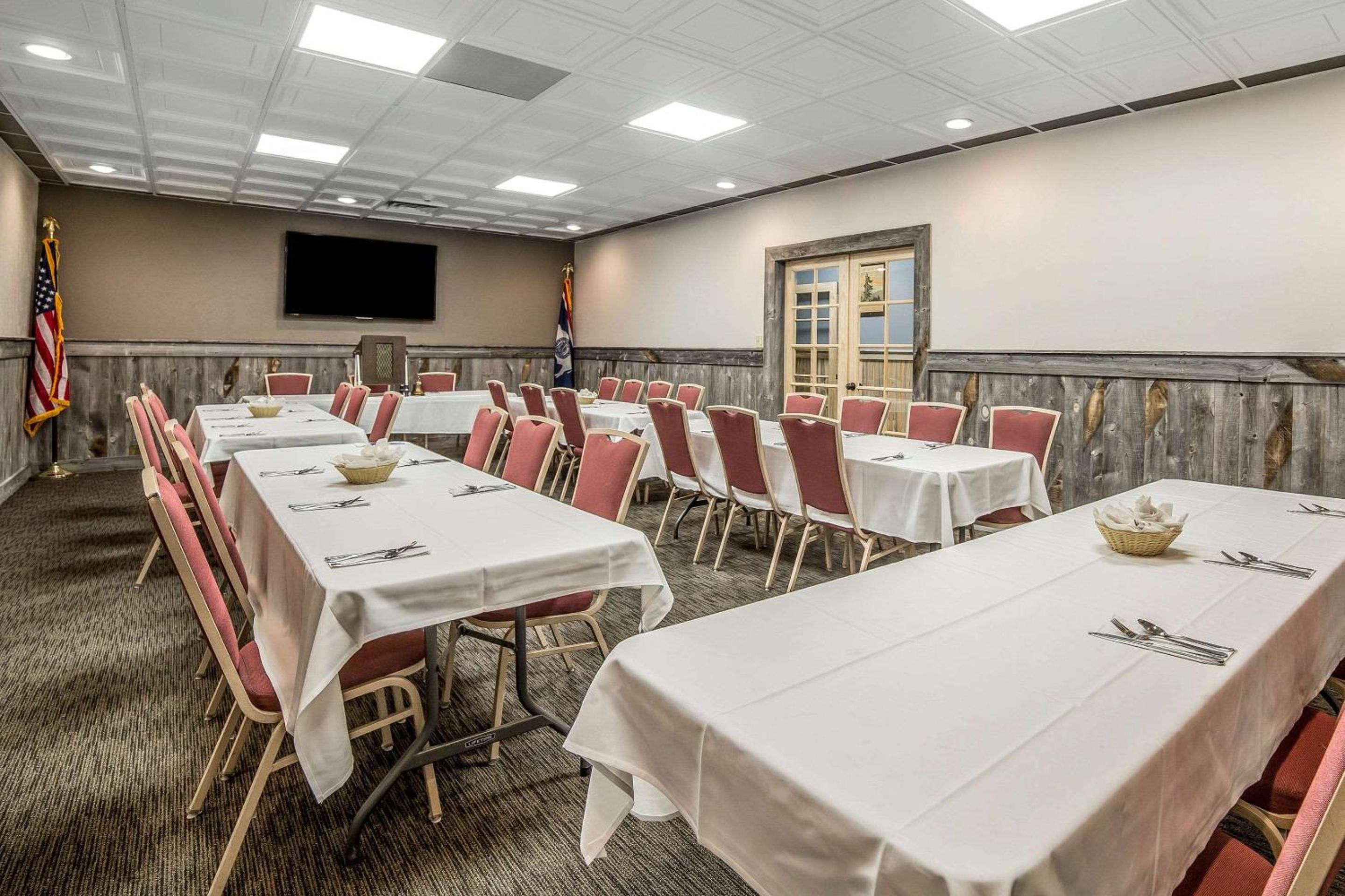 Rawlins Vacations - Econo Lodge - Property Image 2
