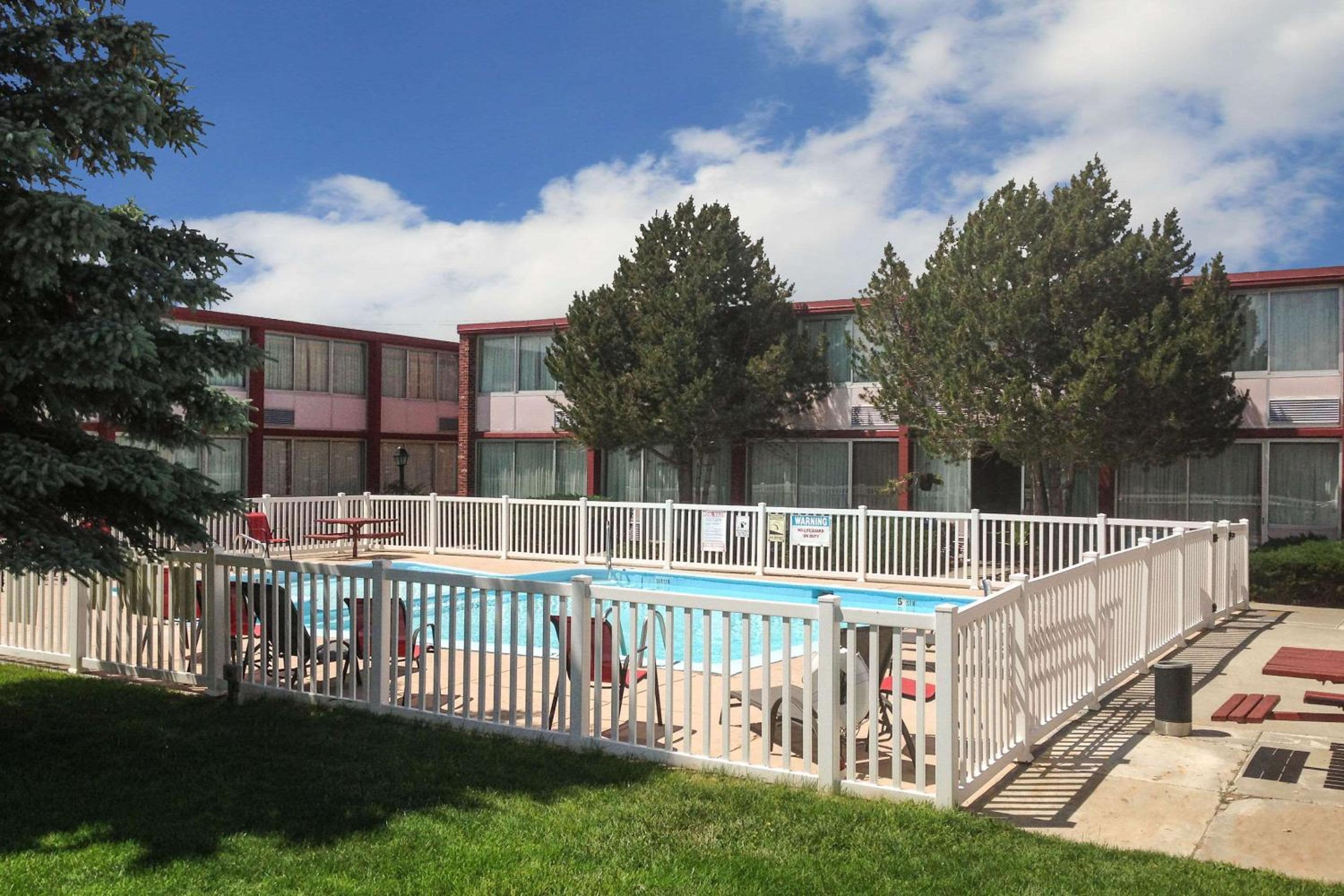 Rawlins Vacations - Econo Lodge - Property Image 5
