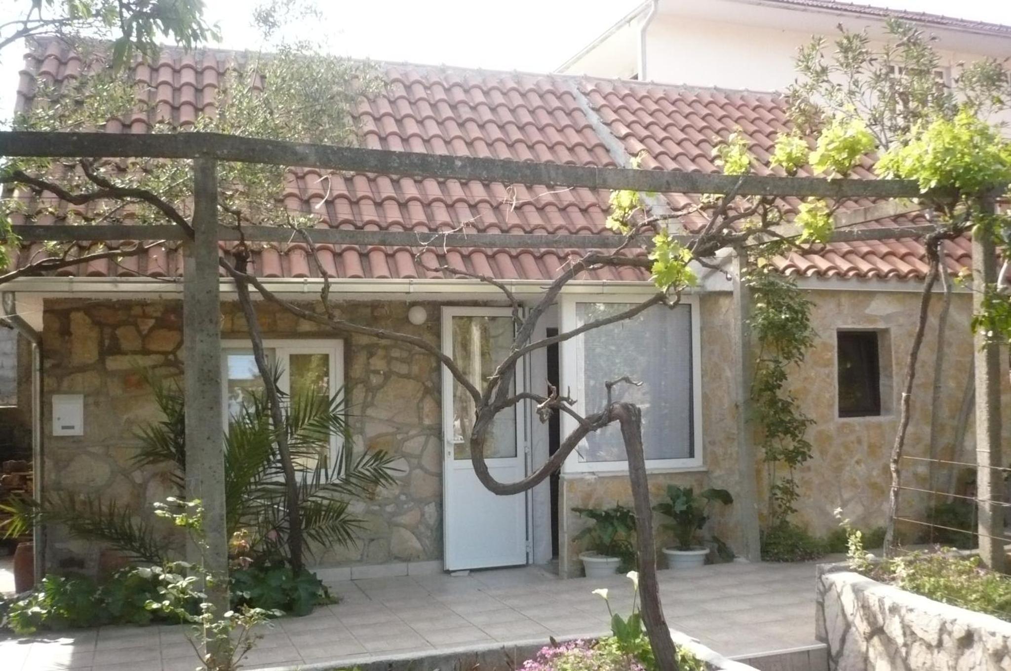 HOUSE WITH GRILL AND PARKING