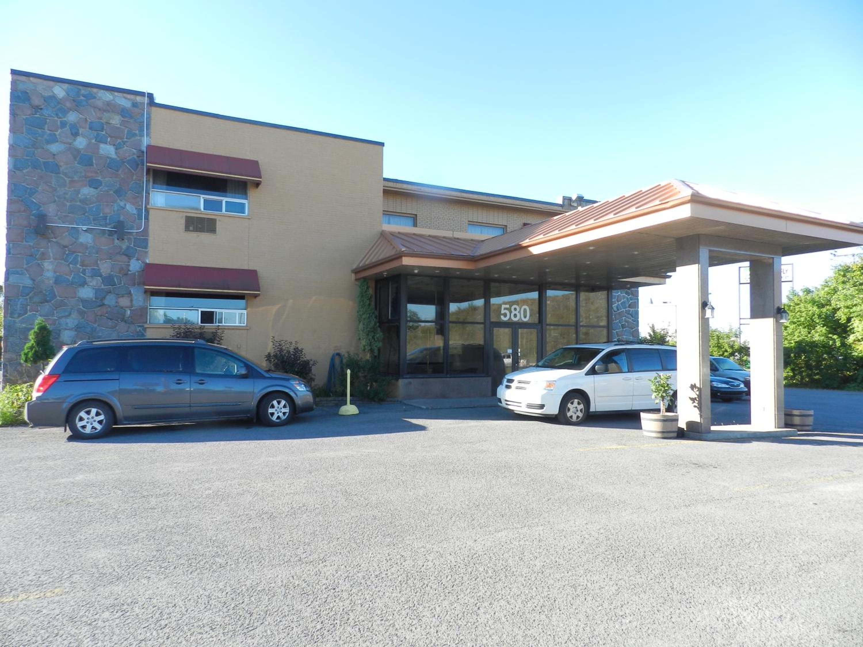Montreal Vacations - L'Auberge de l'Aeroport Inn - Property Image 1