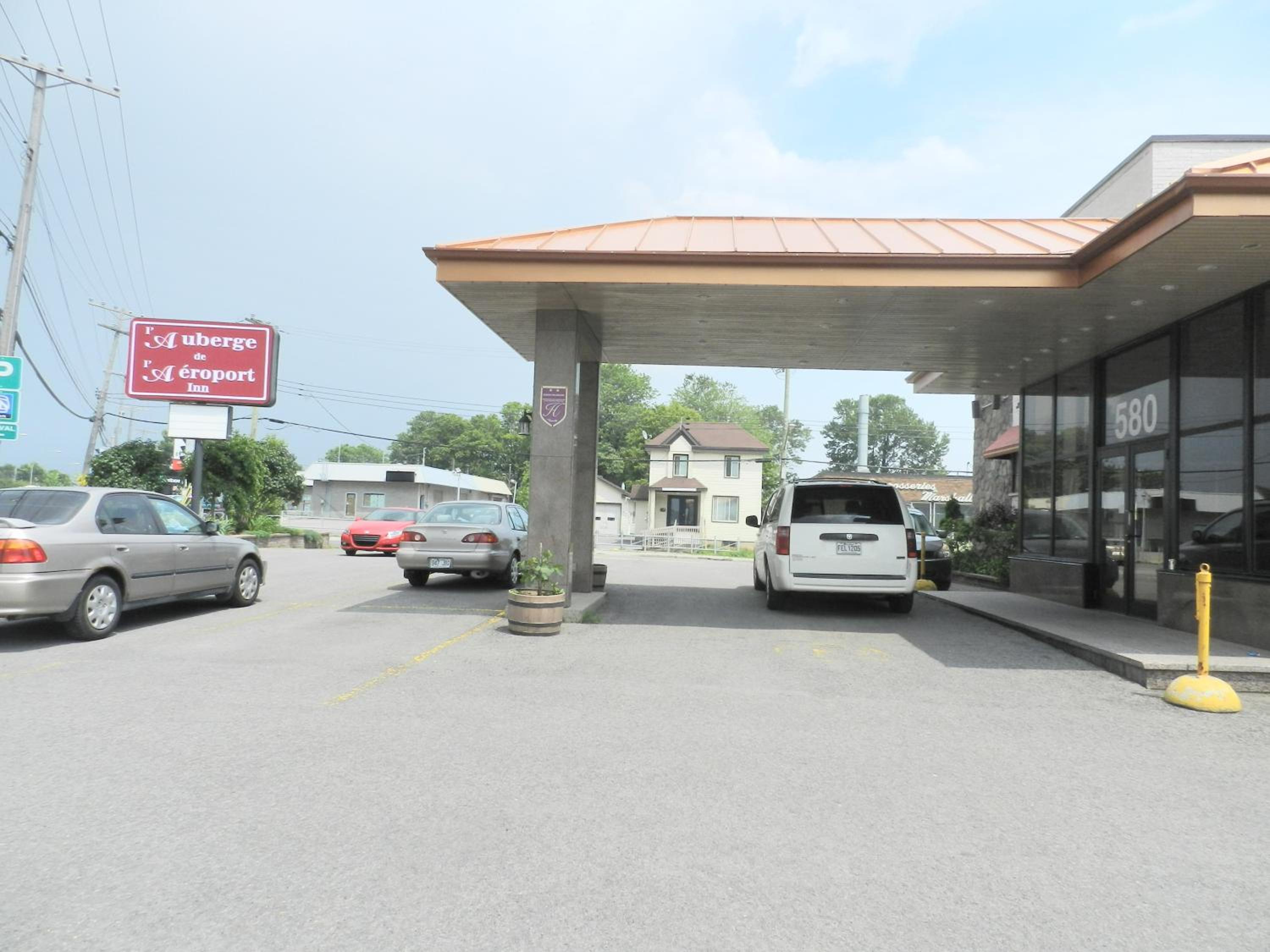 L'Auberge de l'Aeroport Inn - Property Image 1