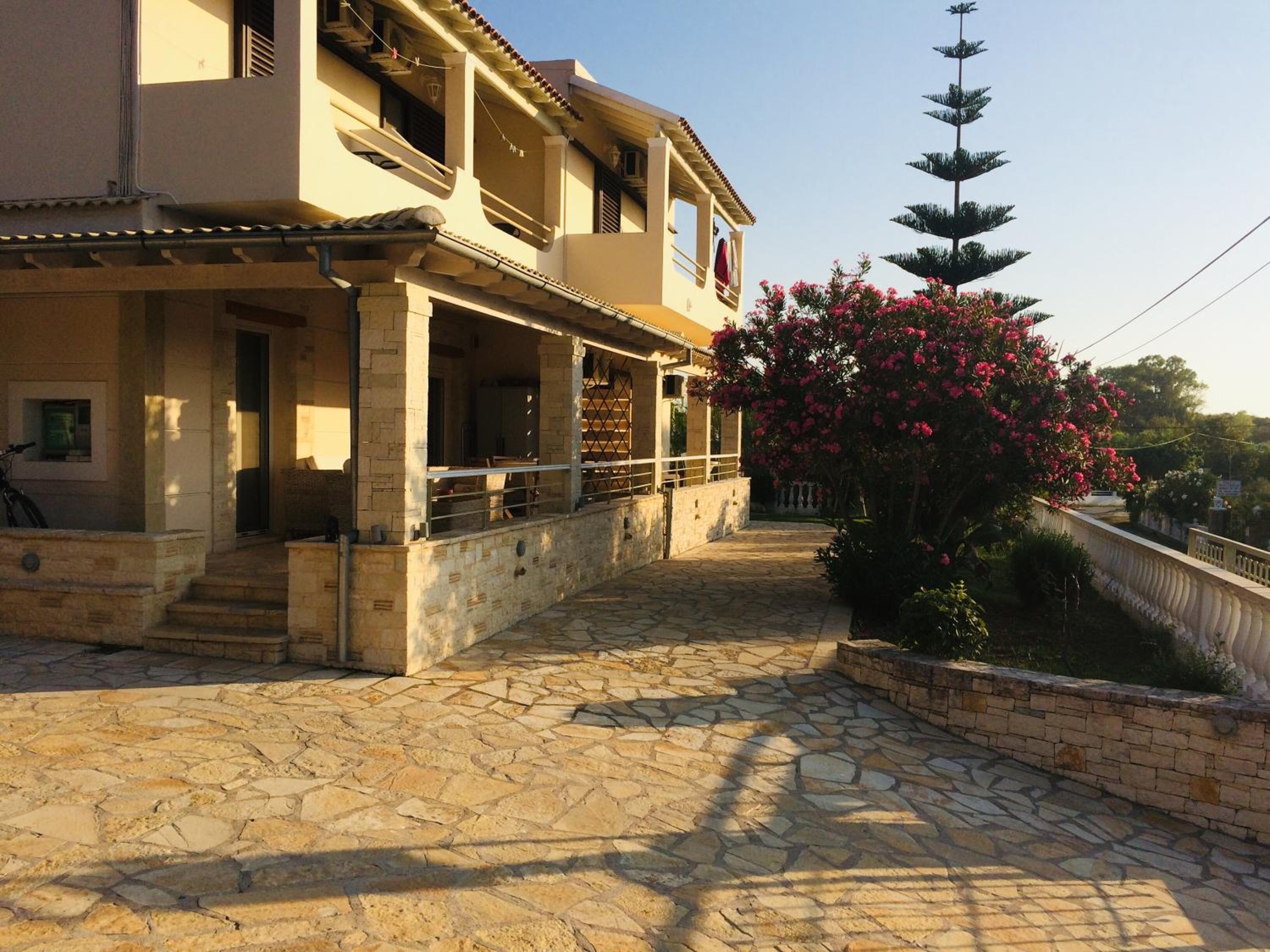 Makis Apartments