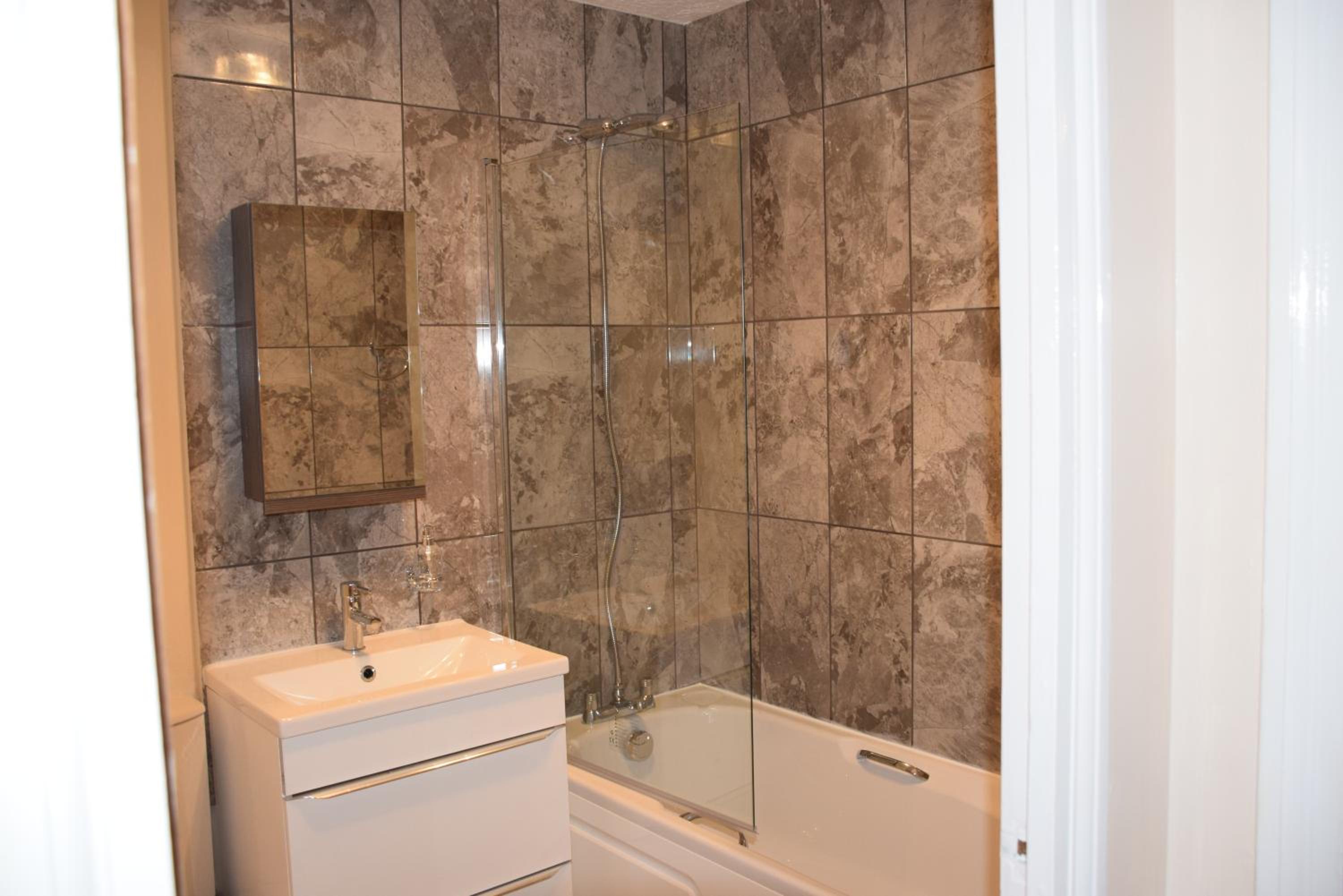 1 Bedroom Apartment Ponders End