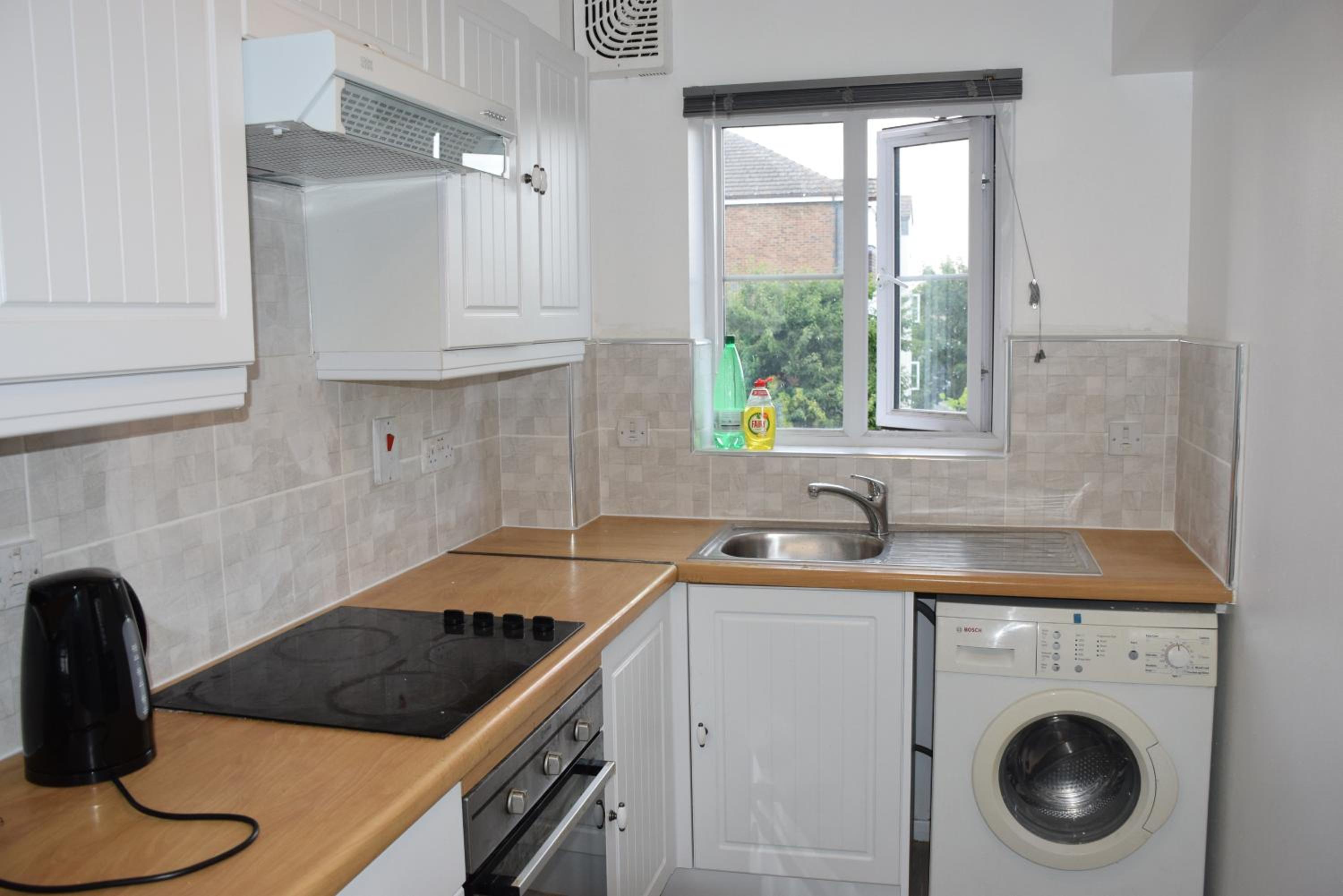 1 Bedroom Apartment Ponders End