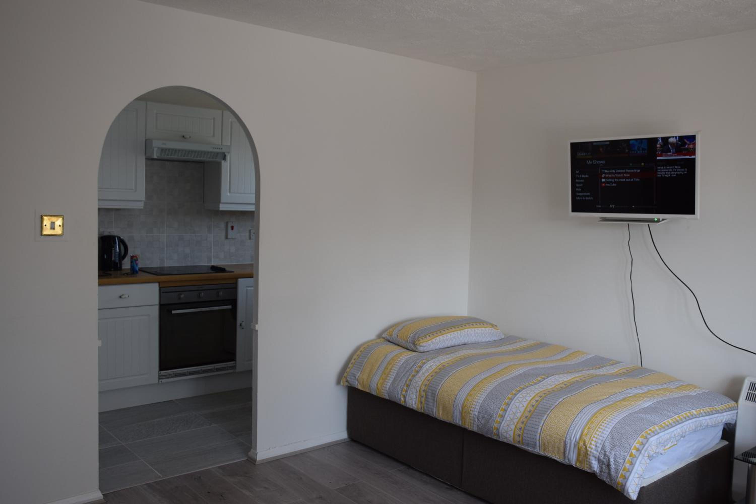 1 Bedroom Apartment Ponders End