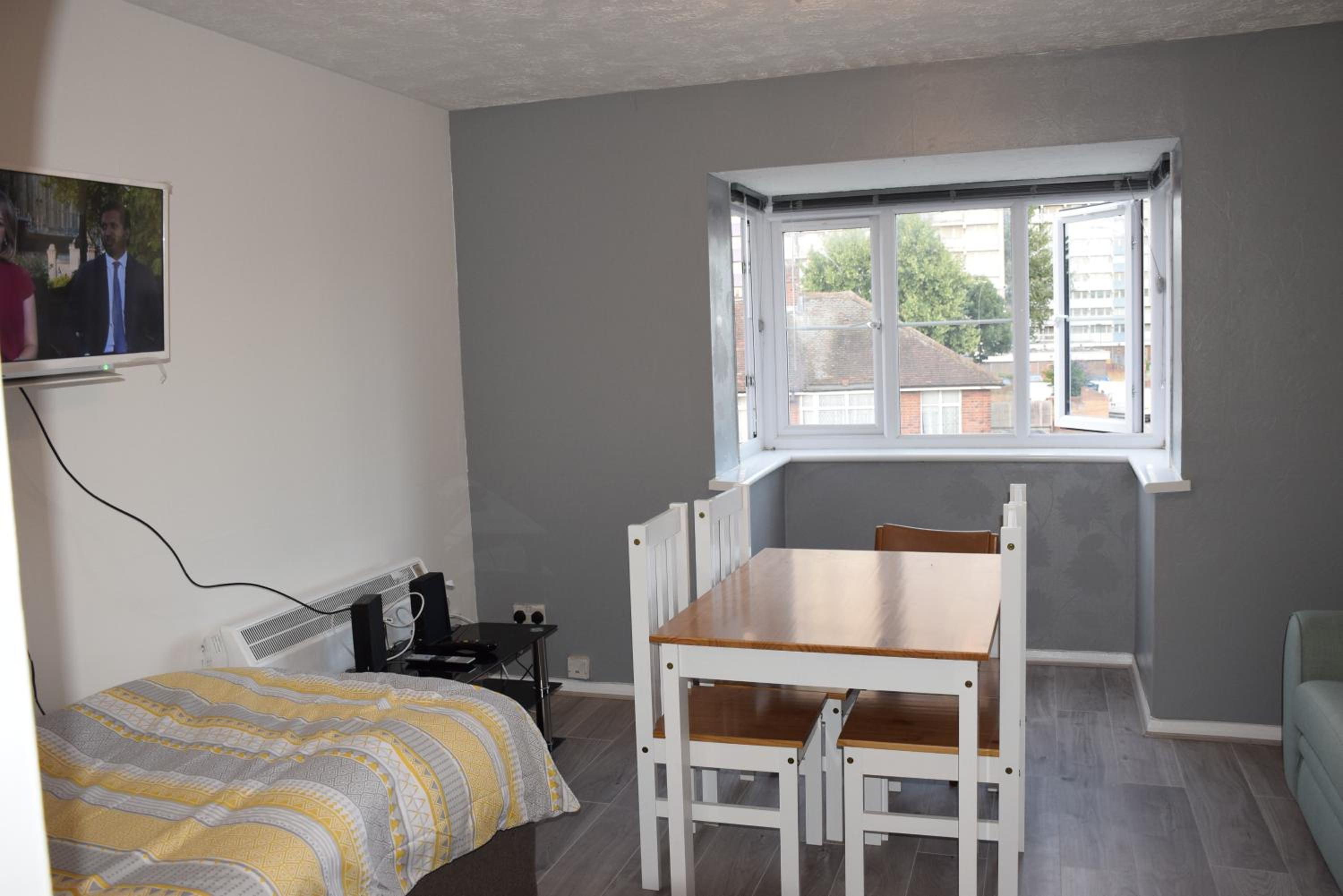 1 Bedroom Apartment Ponders End