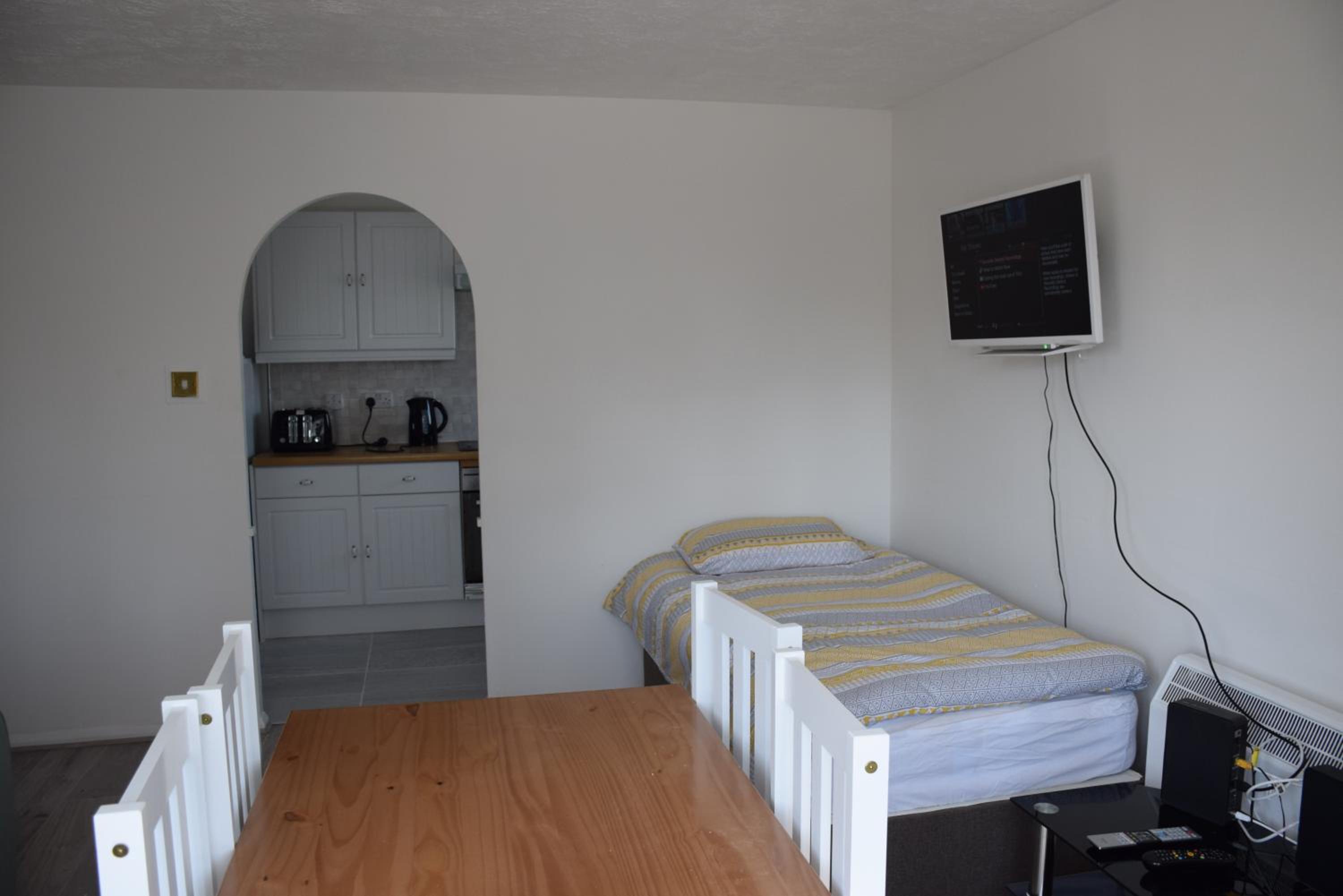 1 Bedroom Apartment Ponders End