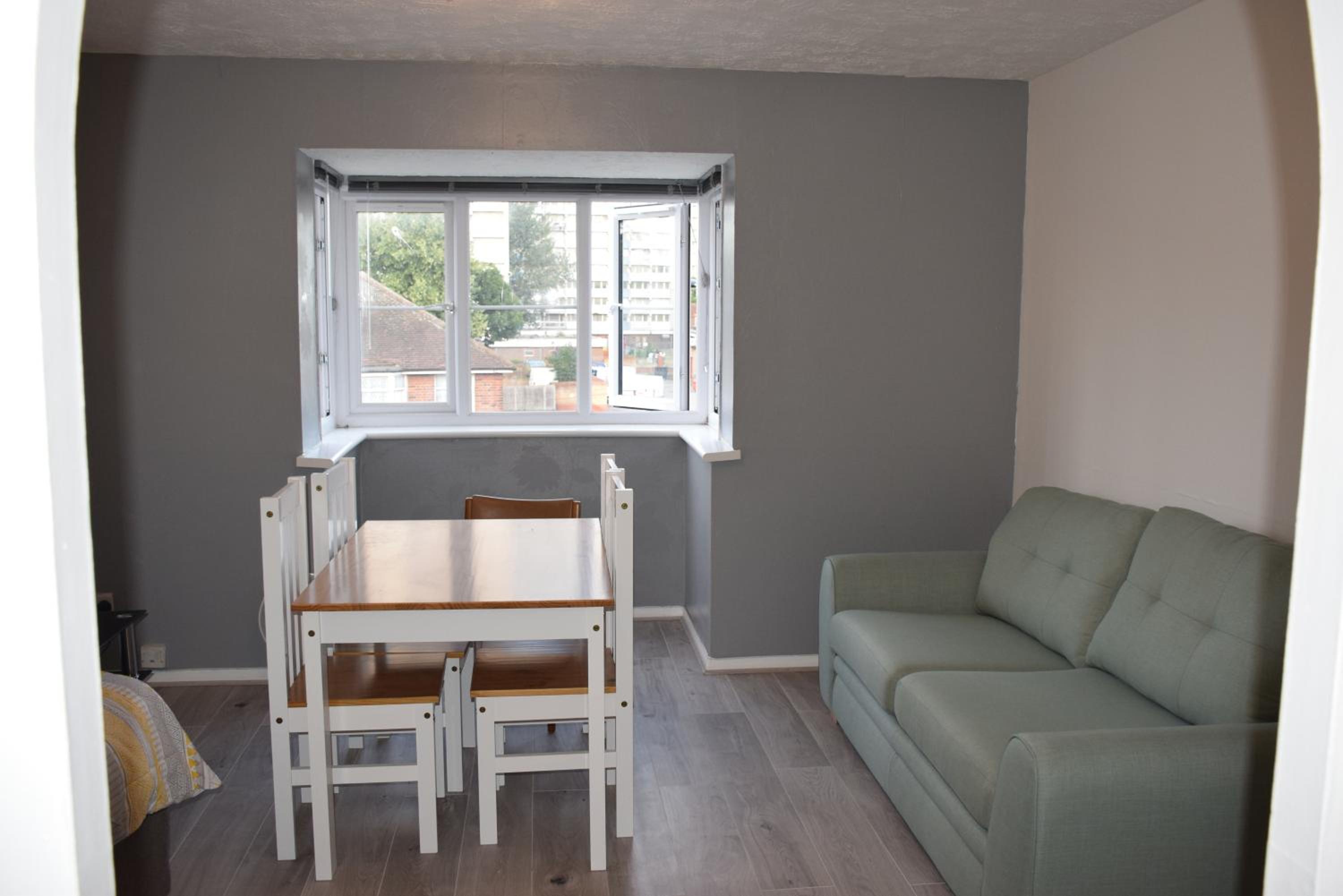 1 Bedroom Apartment Ponders End