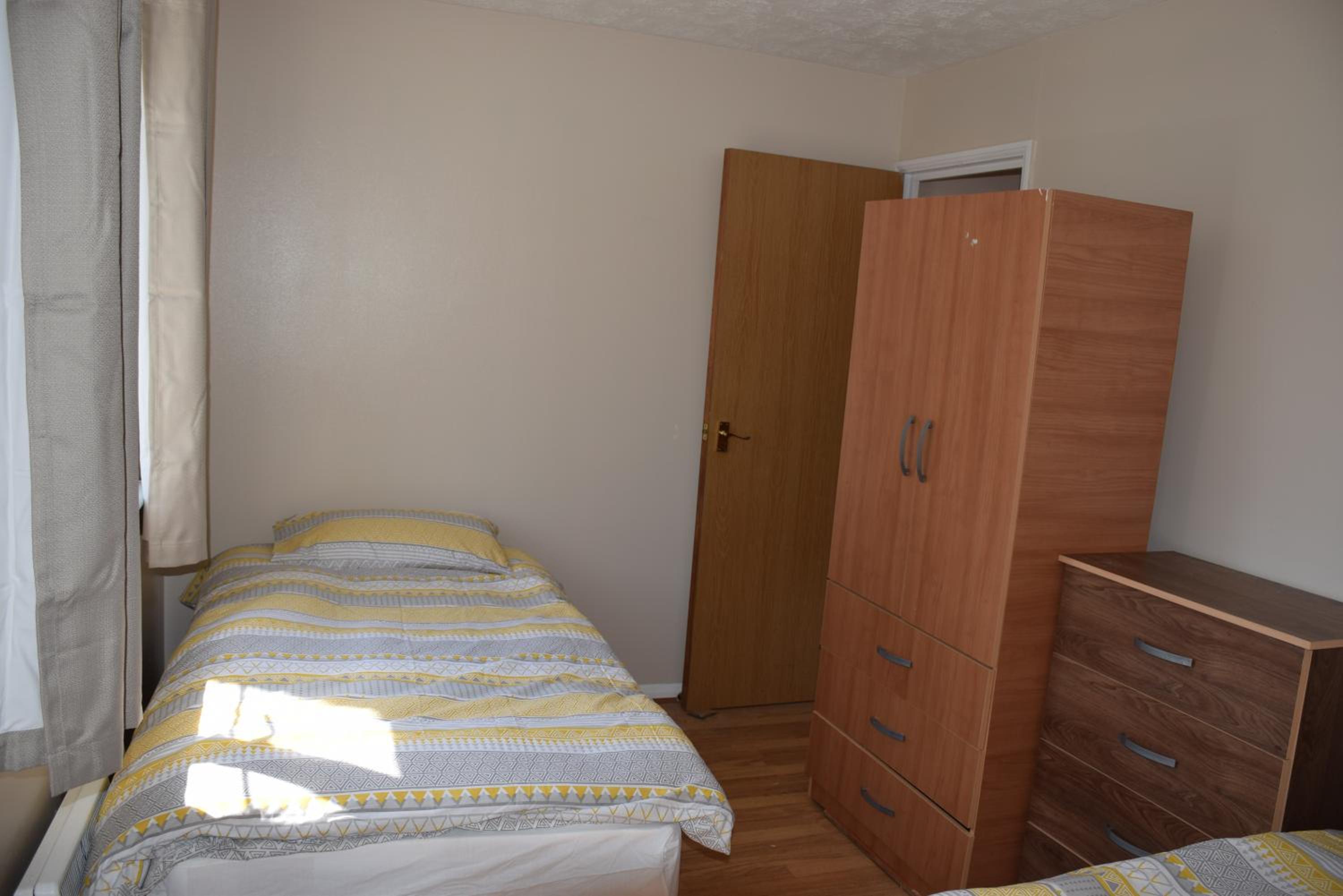 1 Bedroom Apartment Ponders End