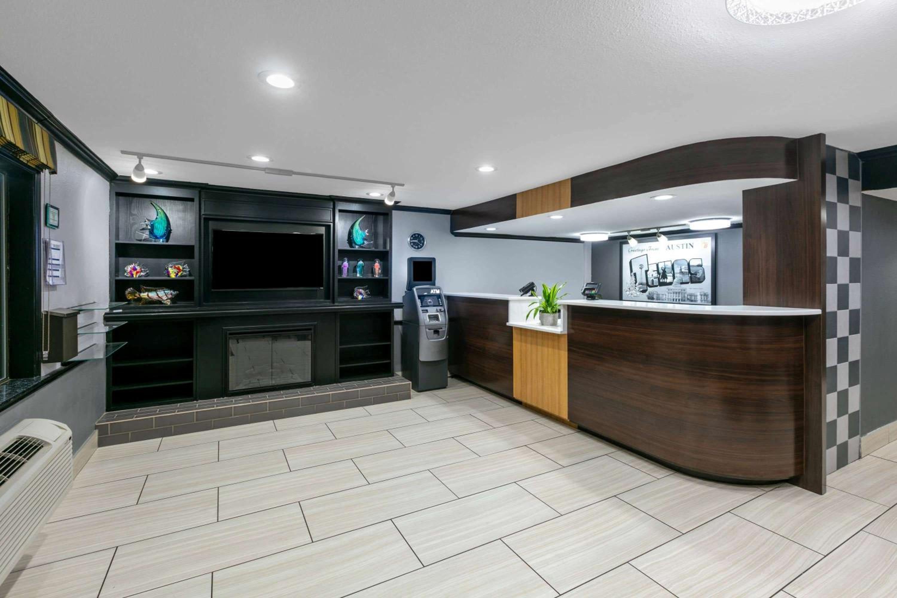 Super 8 by Wyndham Austin University/Downtown Area-2