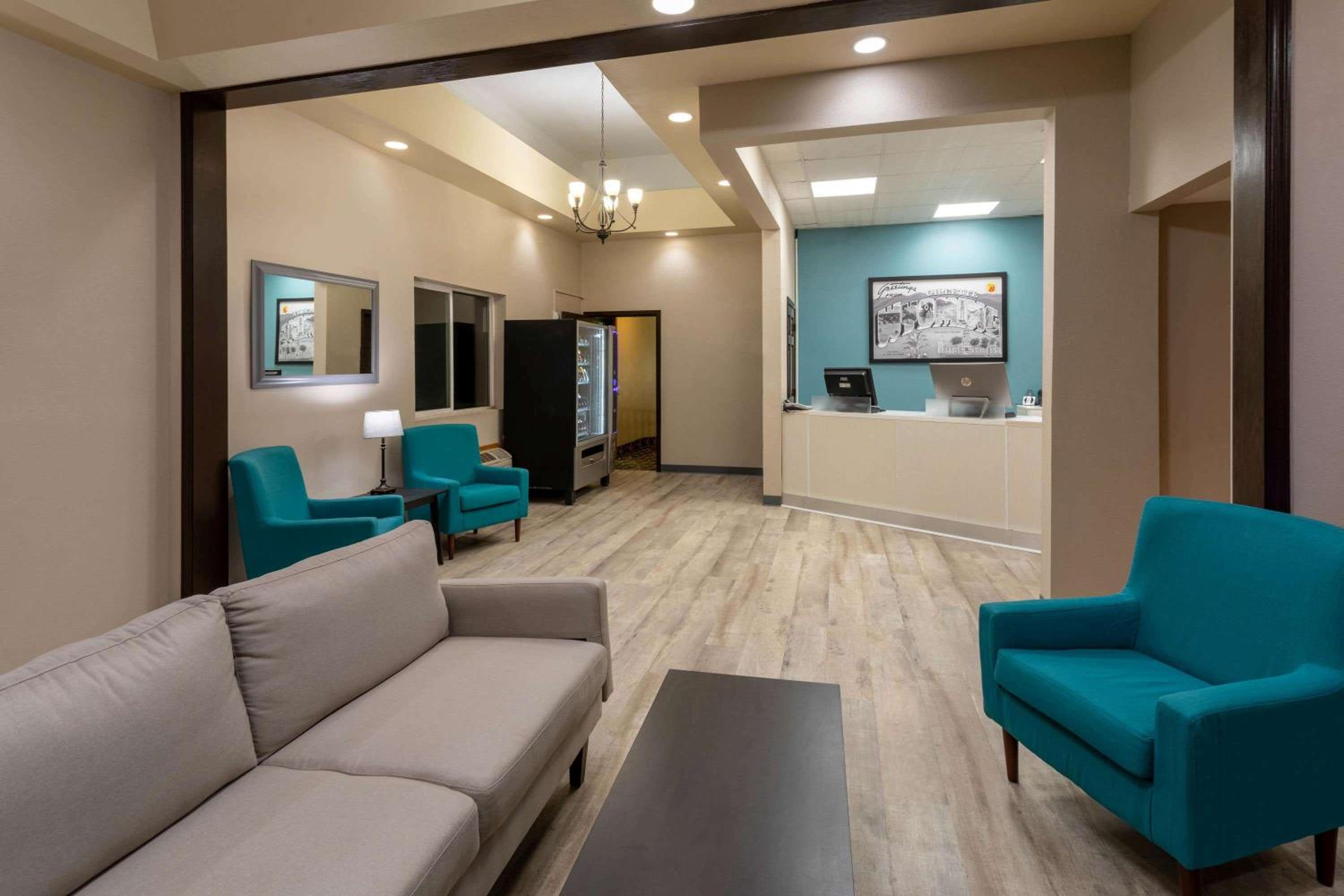 Gillette Vacations - Super 8 by Wyndham Gillette - Property Image 2