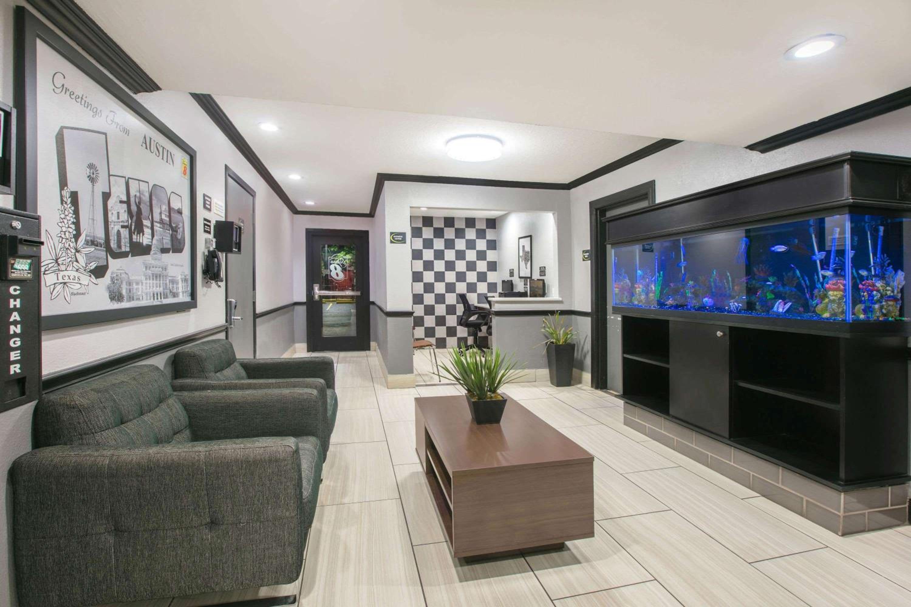 Super 8 by Wyndham Austin University/Downtown Area 3