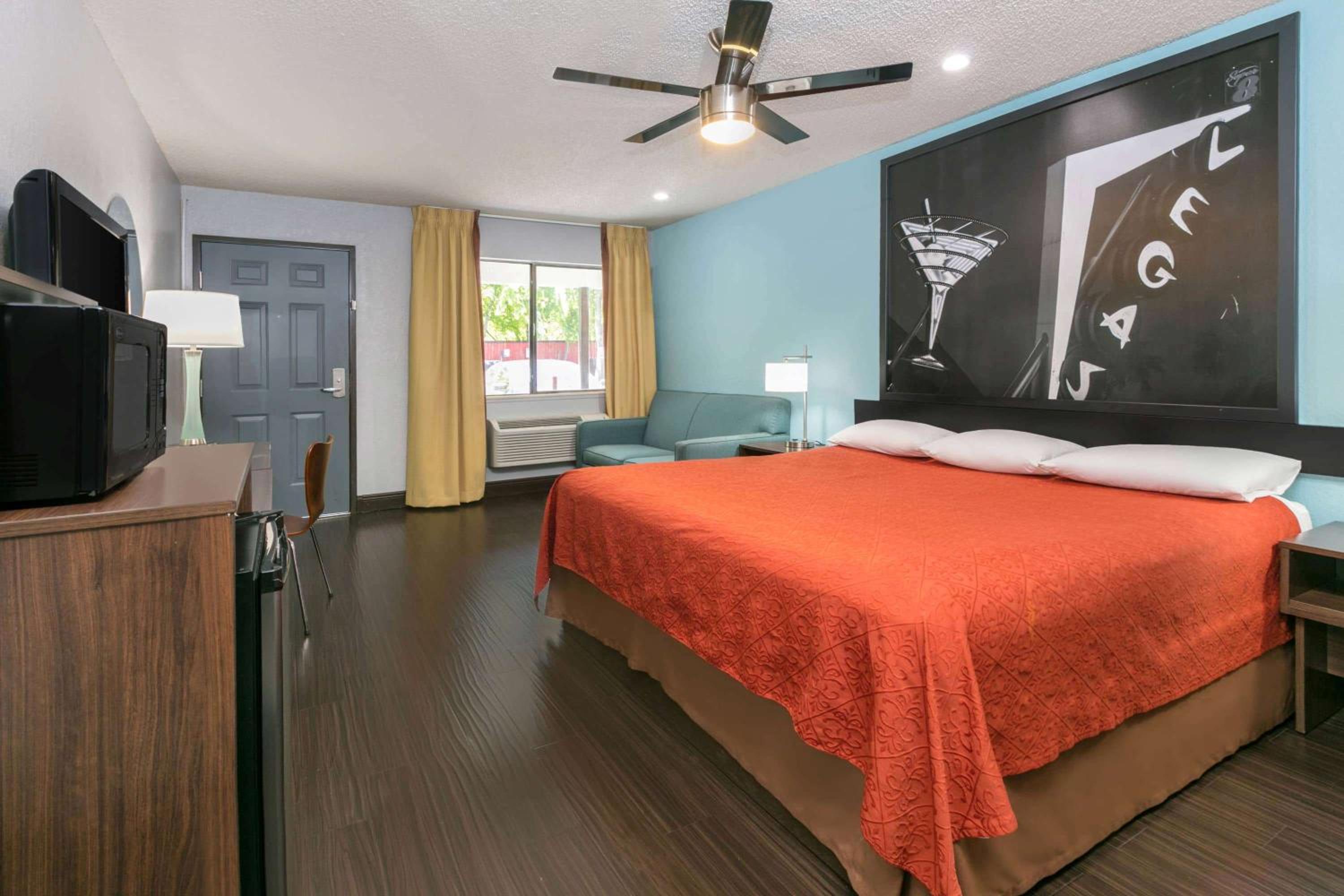 Super 8 by Wyndham Austin University/Downtown Area-4