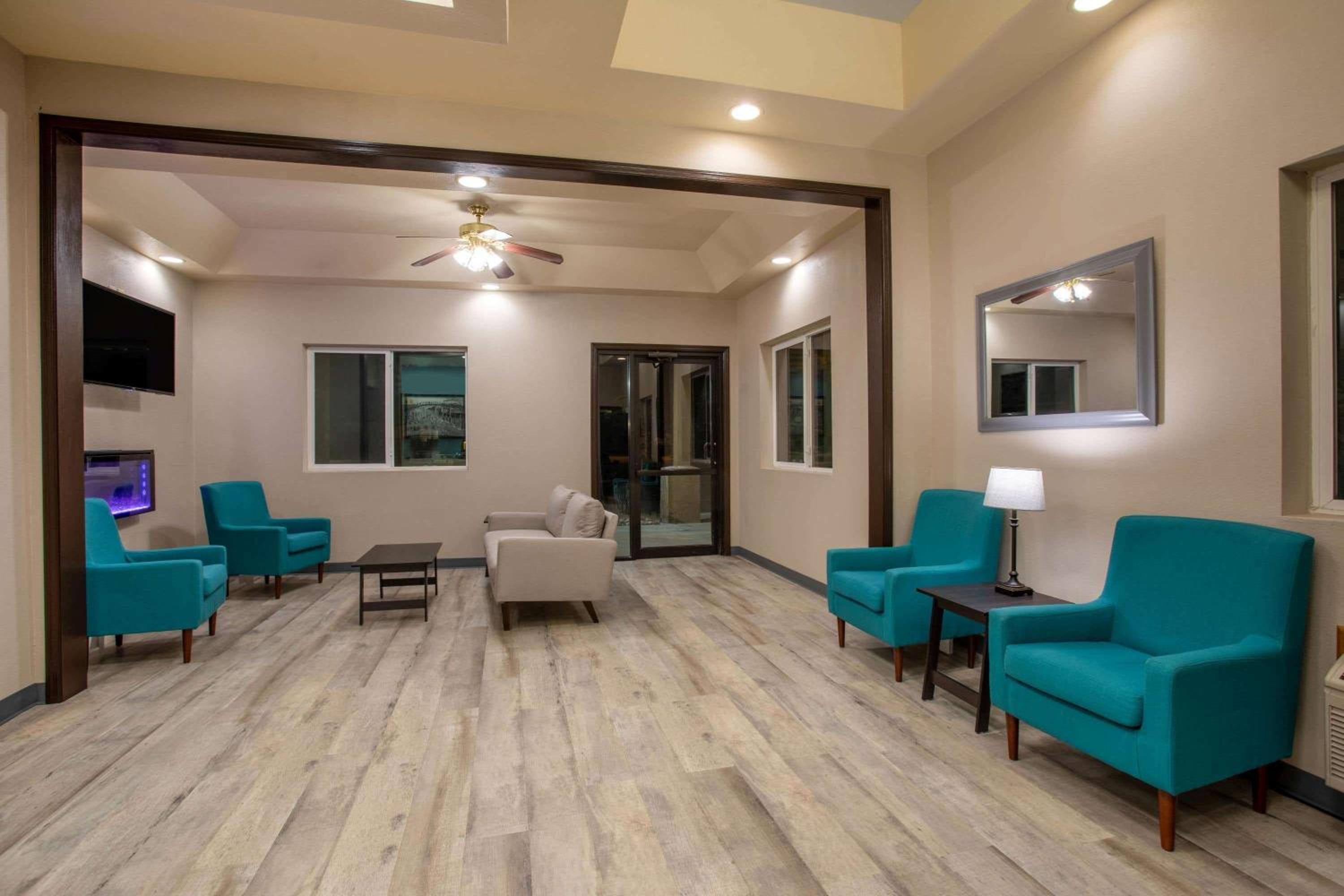Gillette Vacations - Super 8 by Wyndham Gillette - Property Image 3