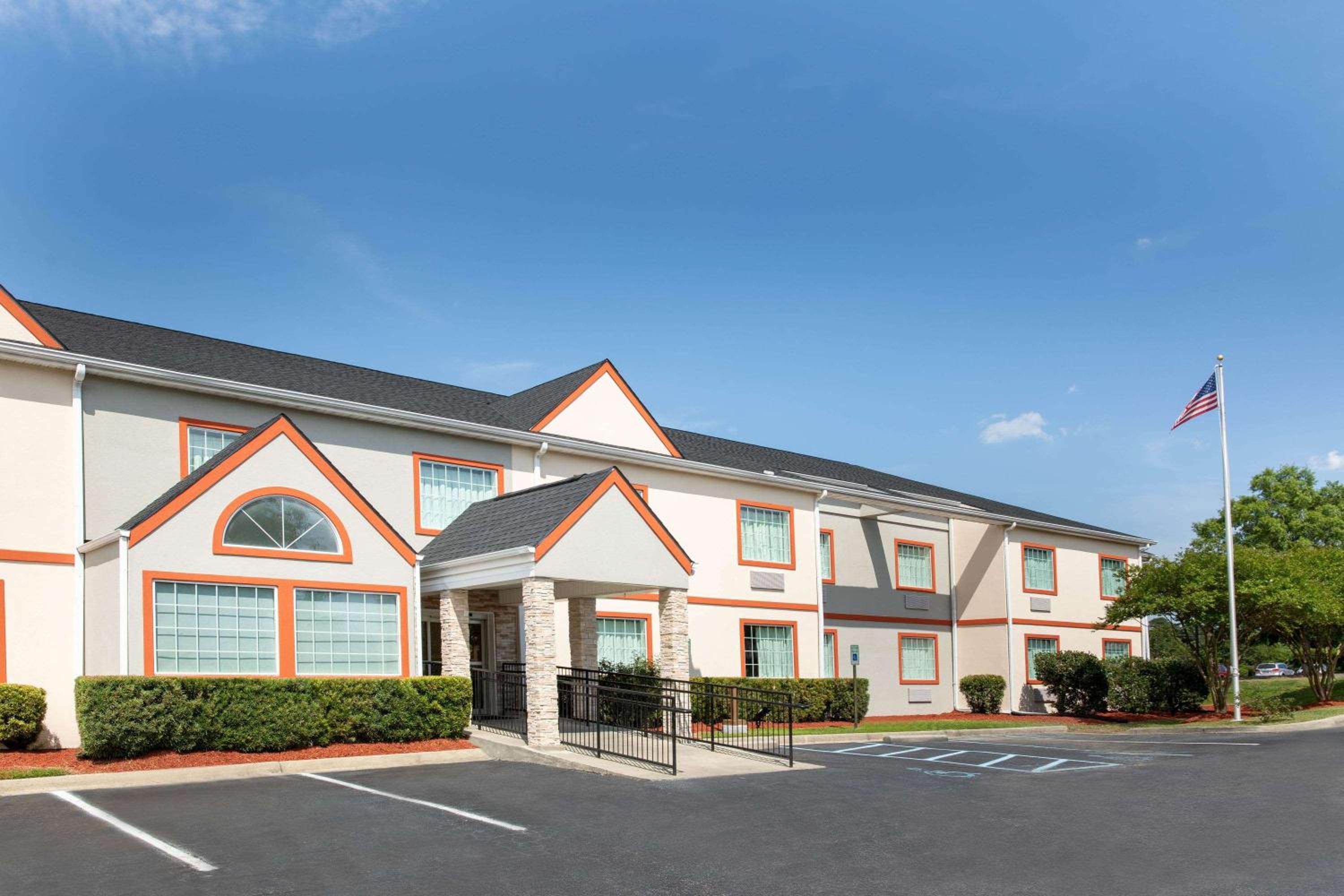 Hotel Microtel Inn & Suites by Wyndham Columbia Fort Jackson N - Image 1