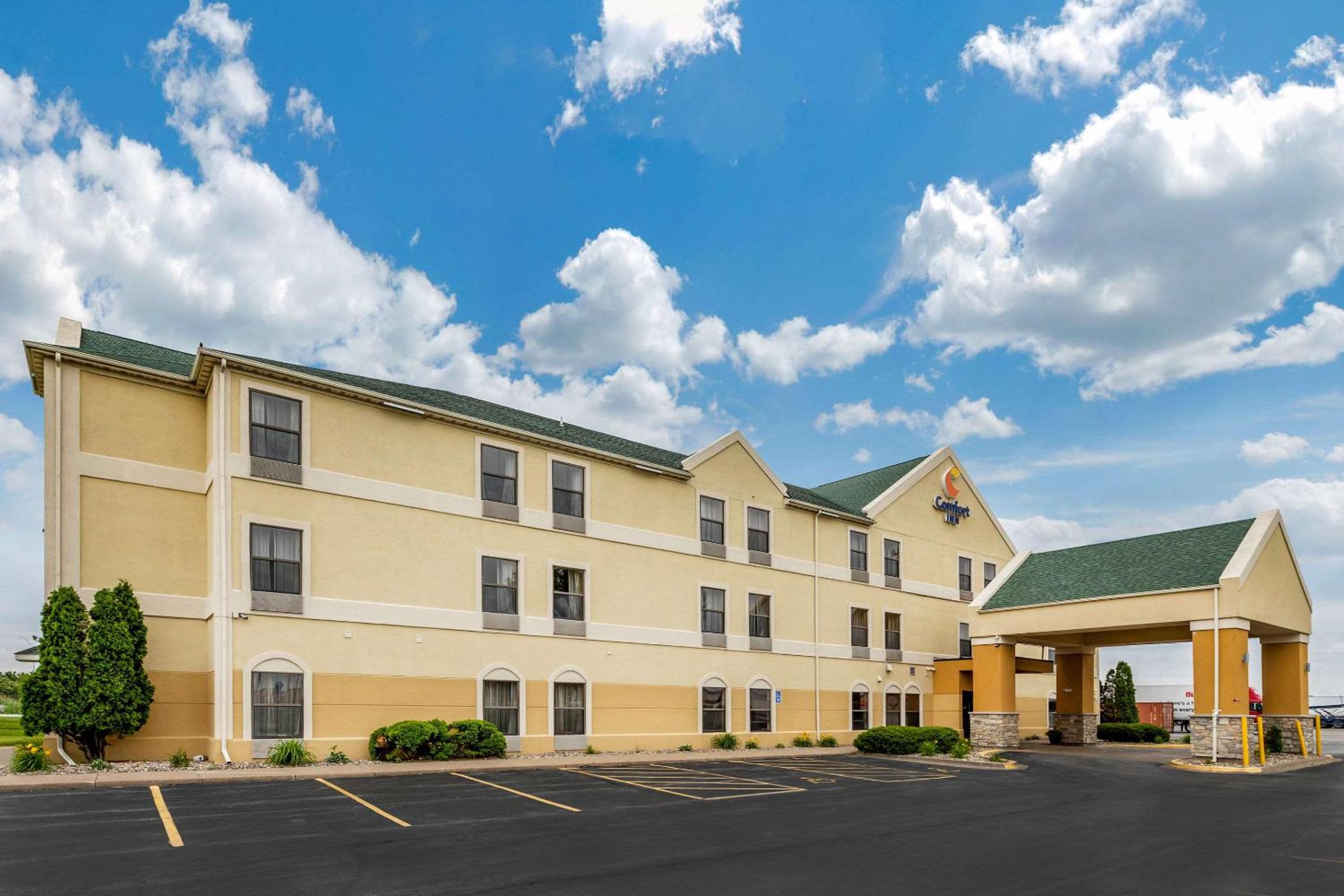 Comfort Inn Walcott near Davenport view 2
