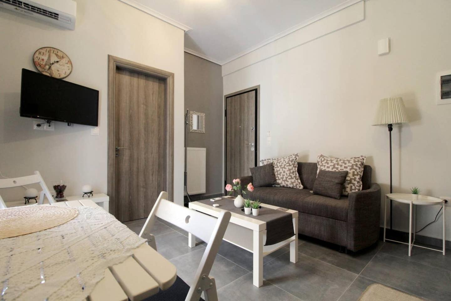 Luxury flat in Hilton, central Athens, 3' metro, VFM!