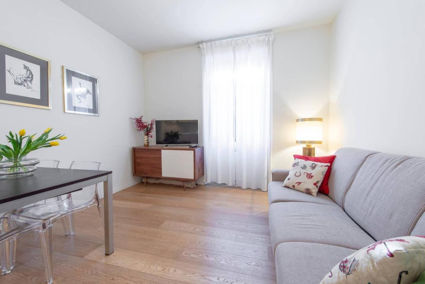 JOIVY 1BR Apt in Isola with Stunning View to Bosco Verticale