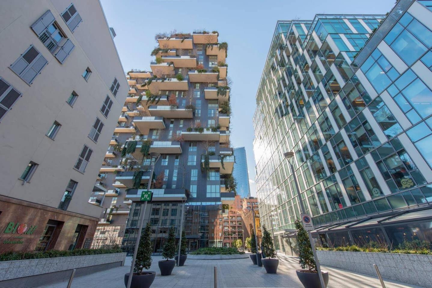 JOIVY 1BR Apt in Isola with Stunning View to Bosco Verticale