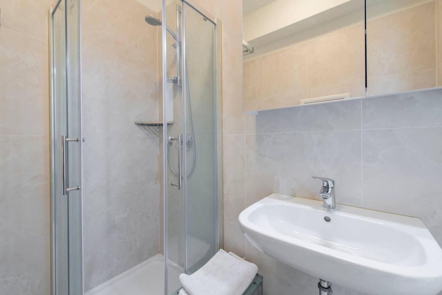 JOIVY 1BR Apt in Isola with Stunning View to Bosco Verticale