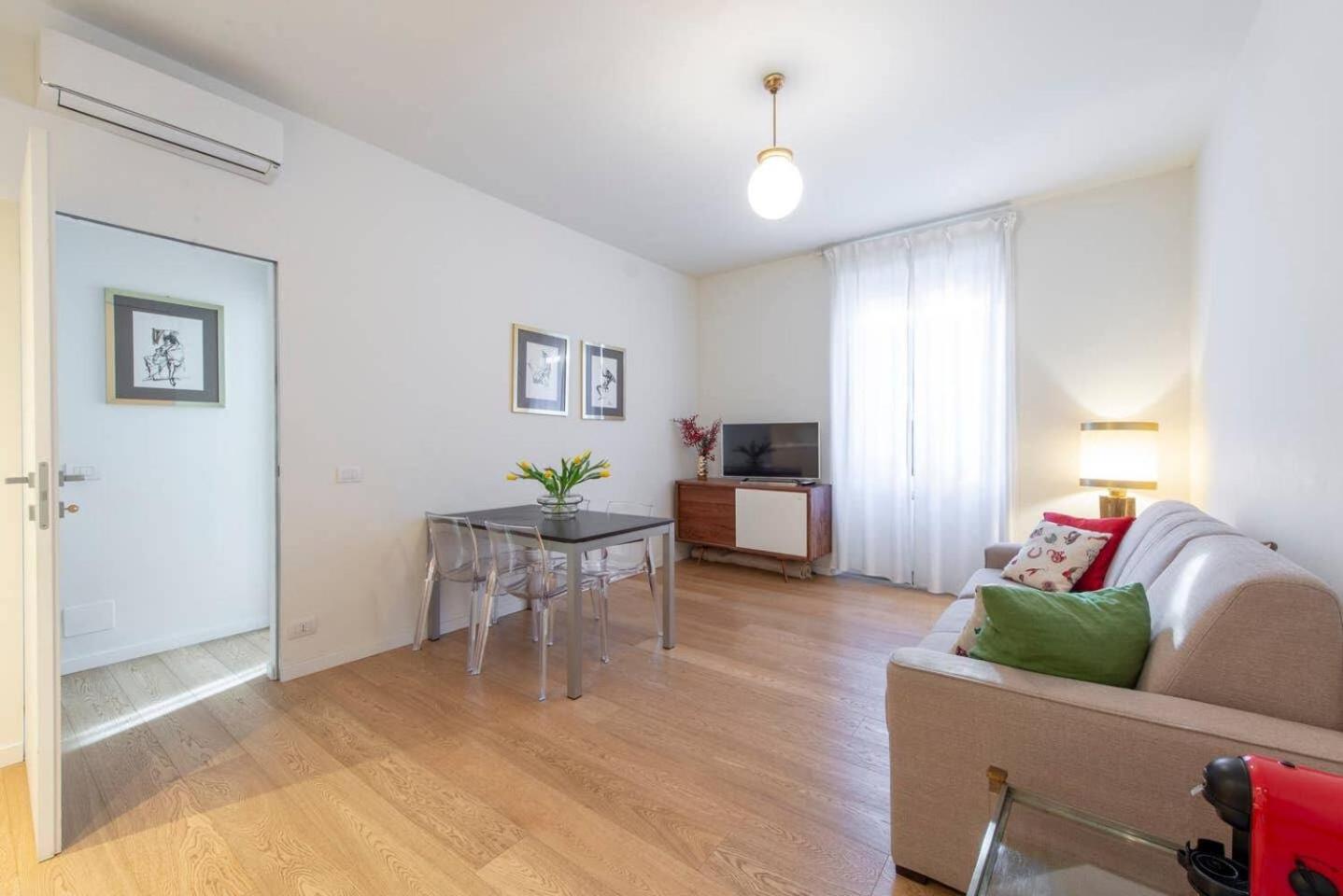 JOIVY 1BR Apt in Isola with Stunning View to Bosco Verticale