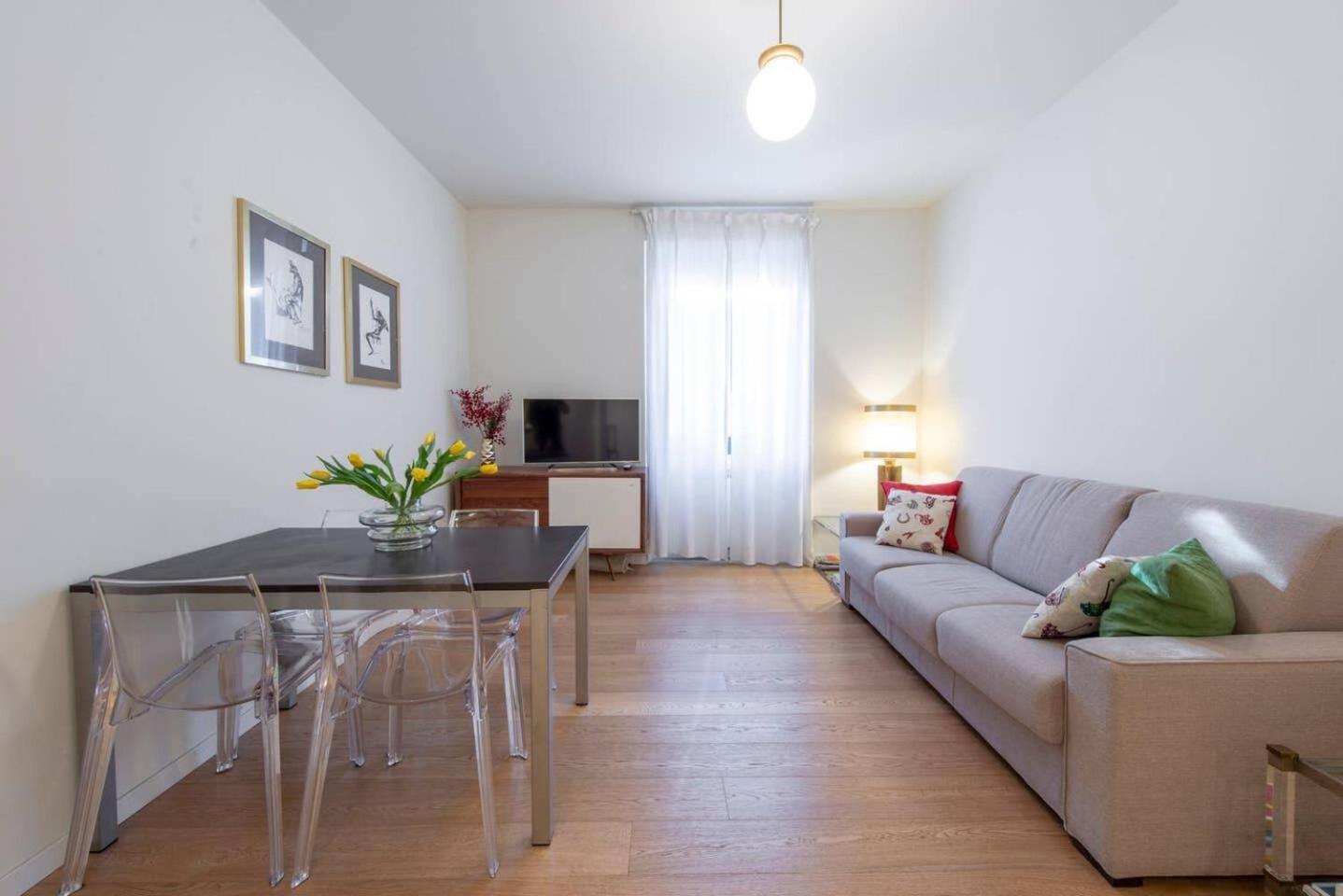 JOIVY 1BR Apt in Isola with Stunning View to Bosco Verticale