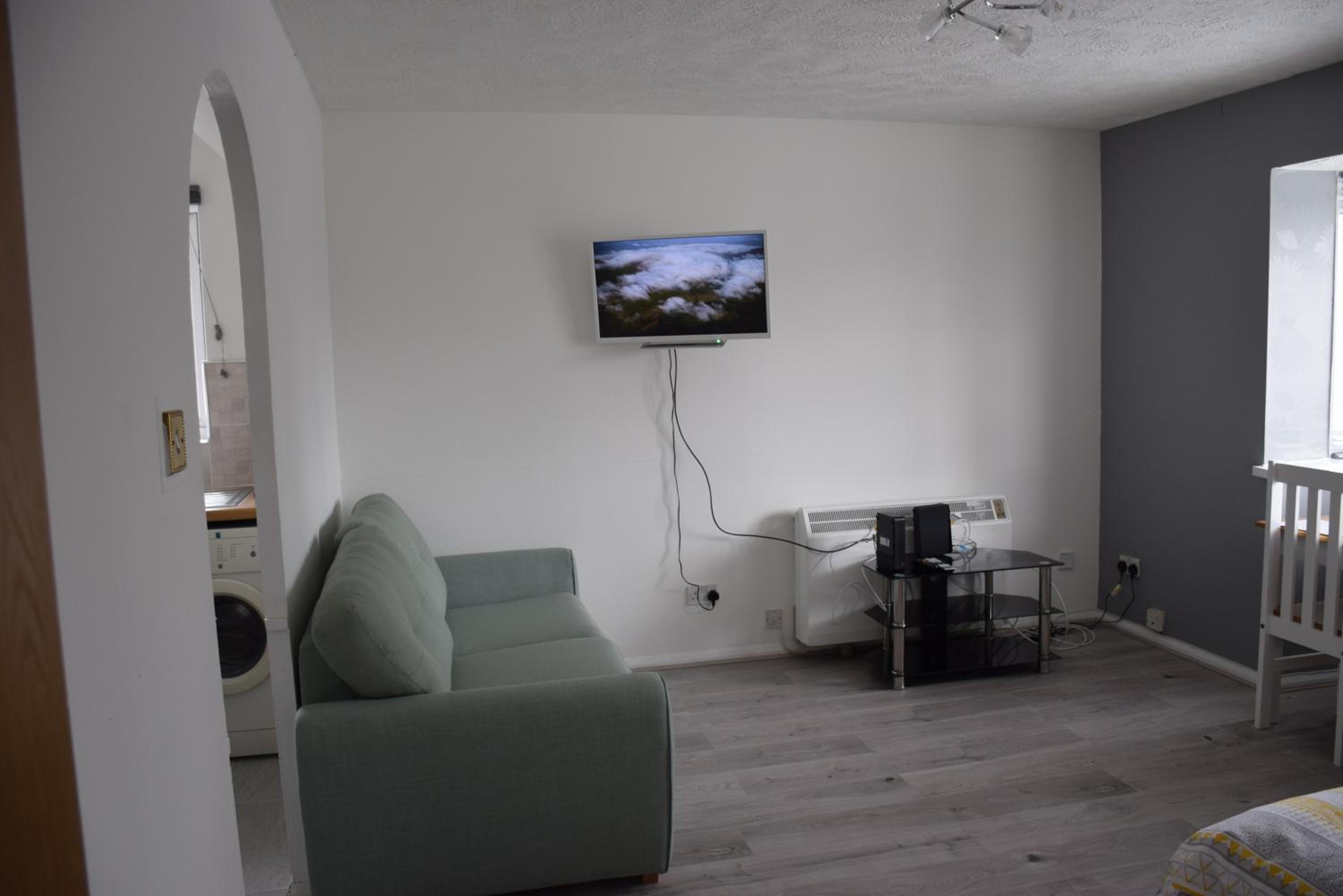 1 Bedroom Apartment Ponders End