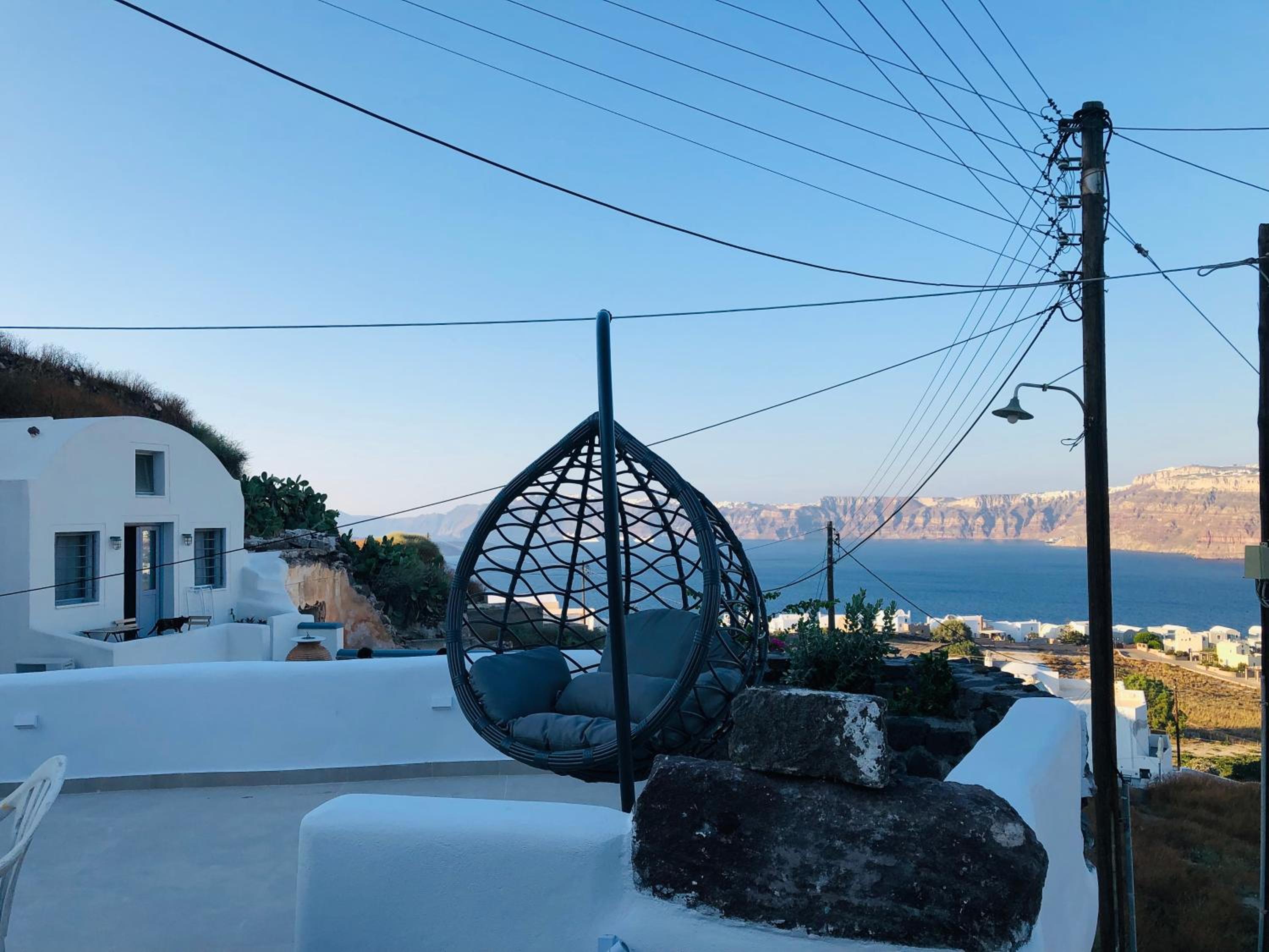 Marann Cave en Akrotiri — balance & terrace
