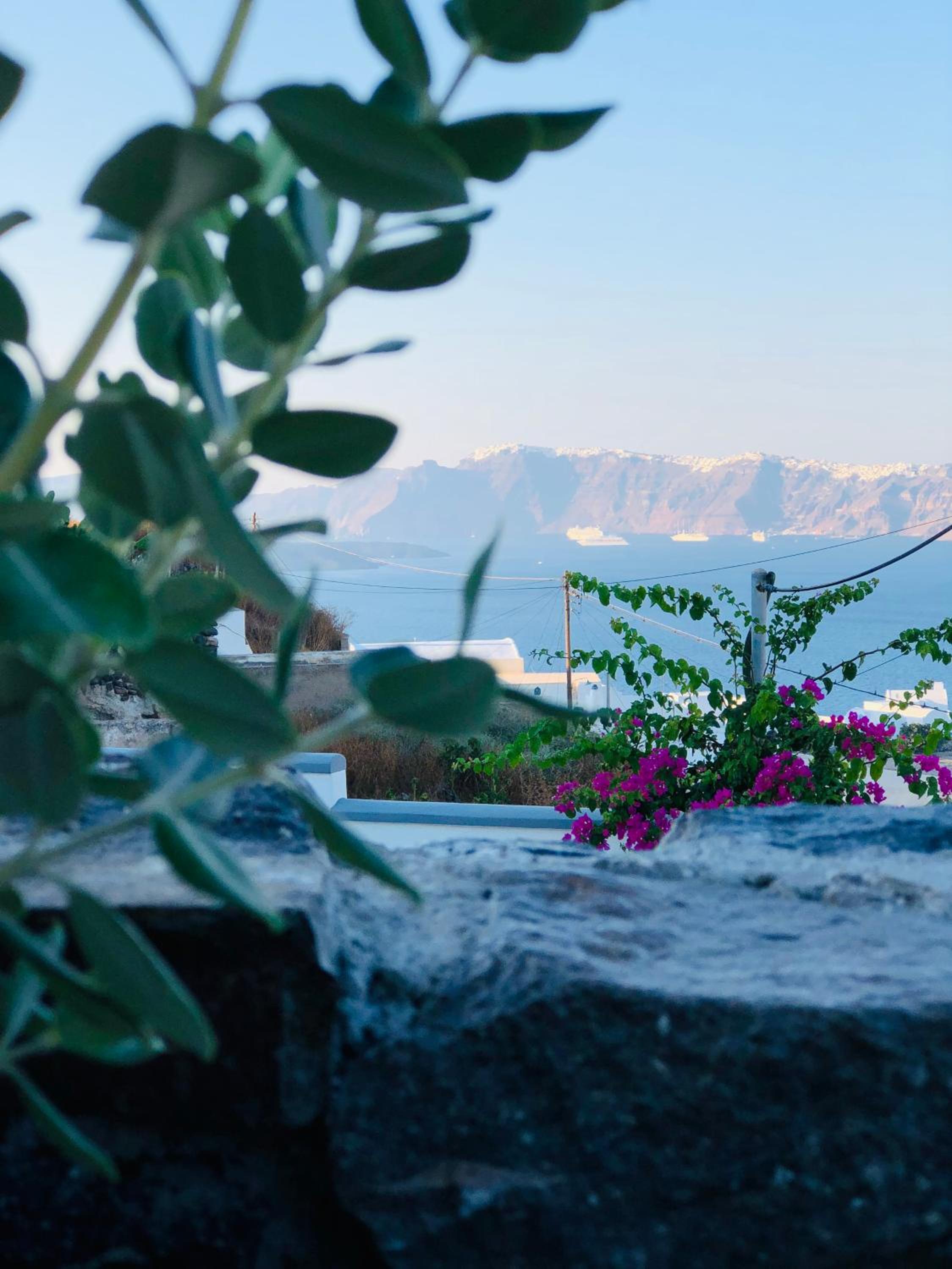 Marann Cave en Akrotiri — balance & terrace