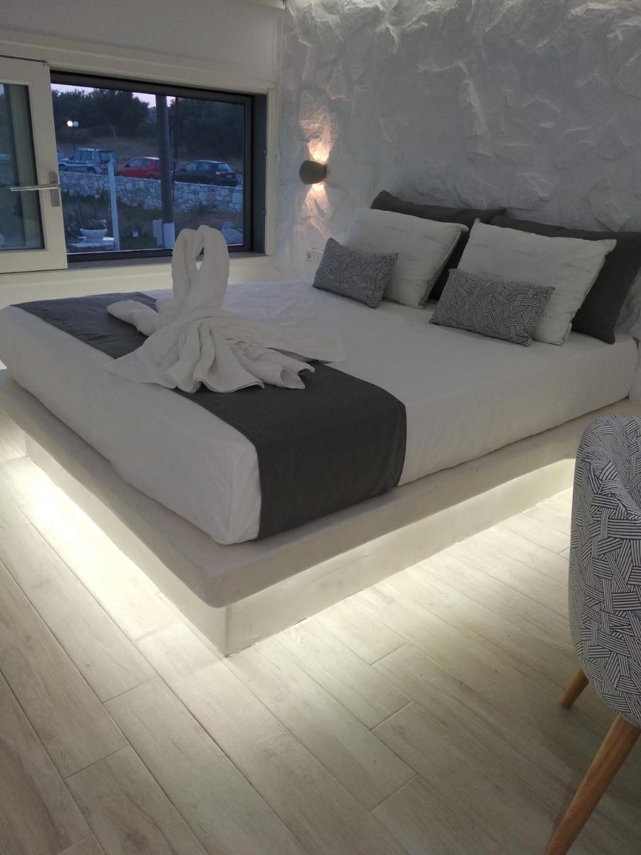 Marina's Suites photo 2