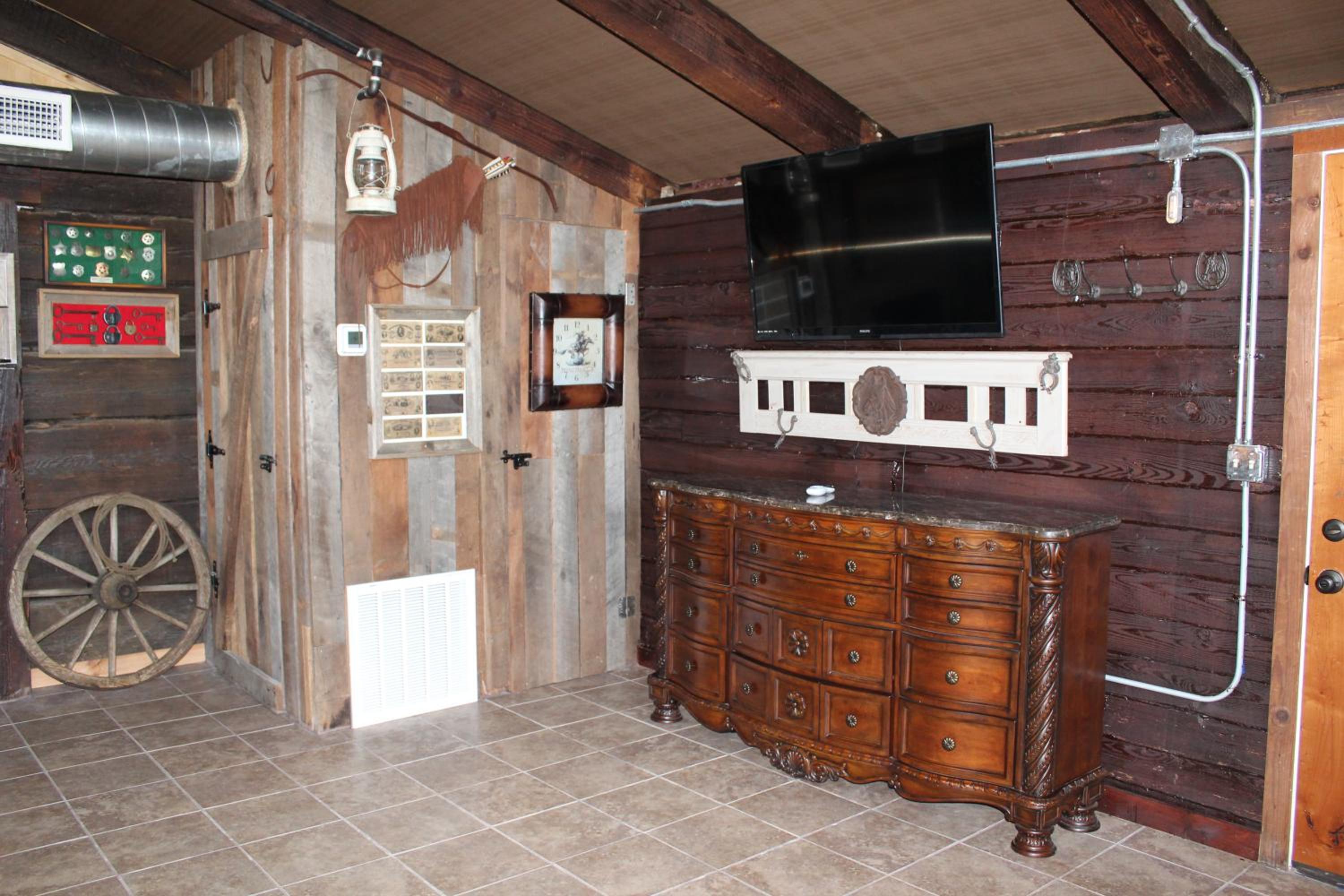 Samantha's Timber Inn view 5
