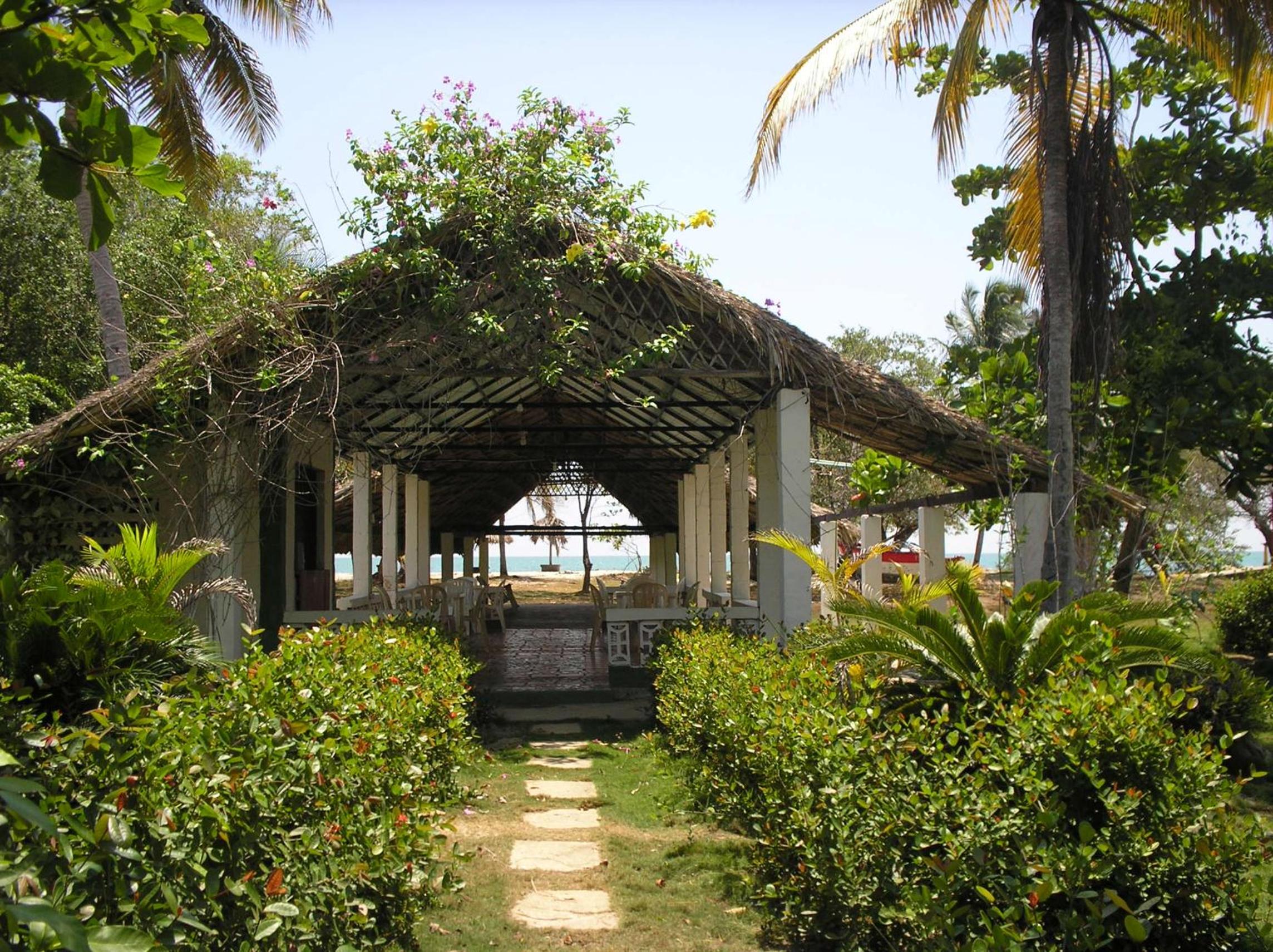 Hotel MAR SERENO Recinto Natural Casa Museo MERY LORA de CIFUENTES Condominio de Cabañas frente al MAR - Image 1