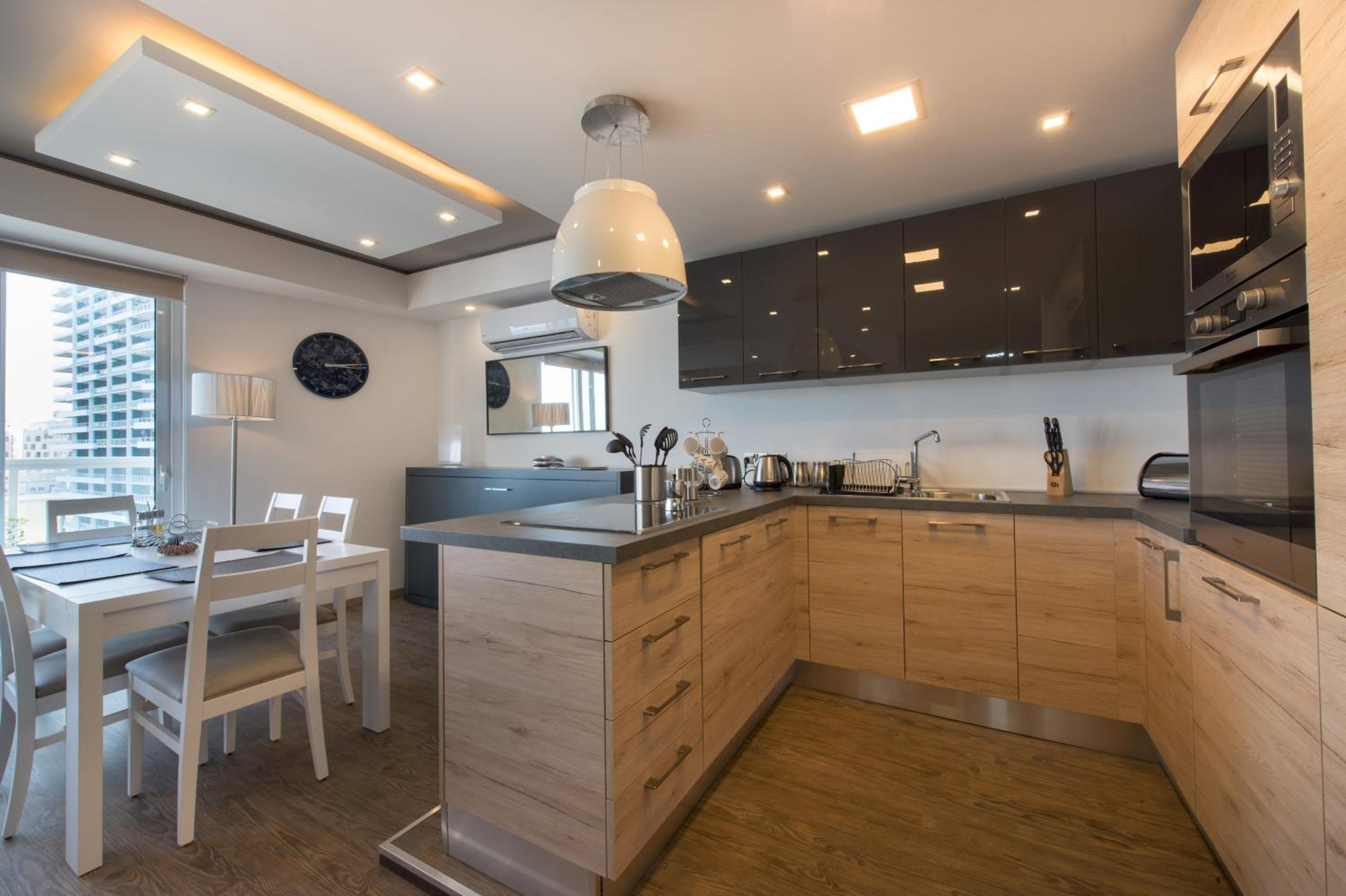 Stylish Seaview Apartment In a Prime Location view 4