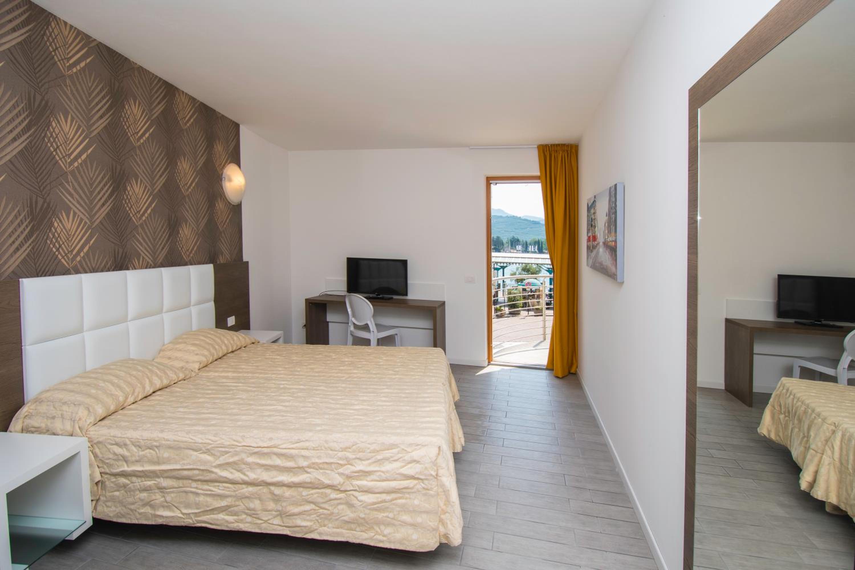 Exclusive Suites Riva view 3