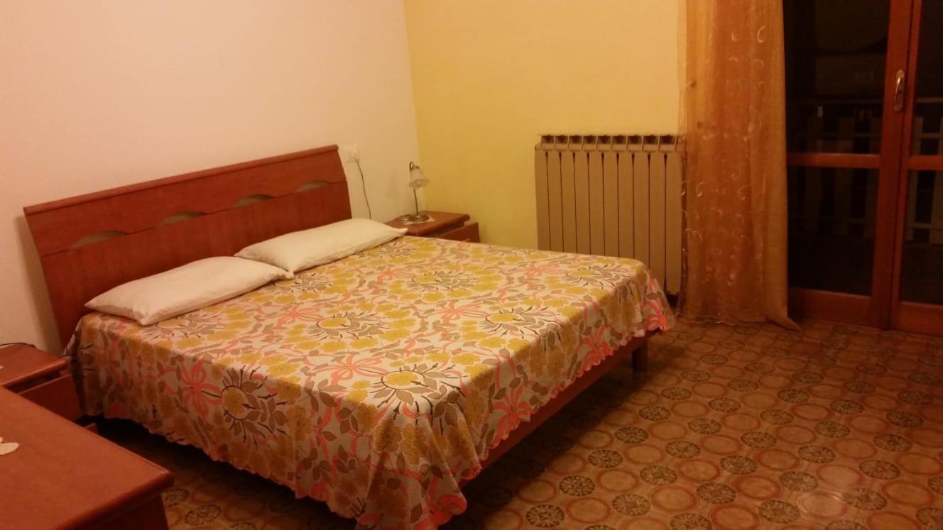 Appartamento Vacanza en Torre deʼ Passeri — hotel room