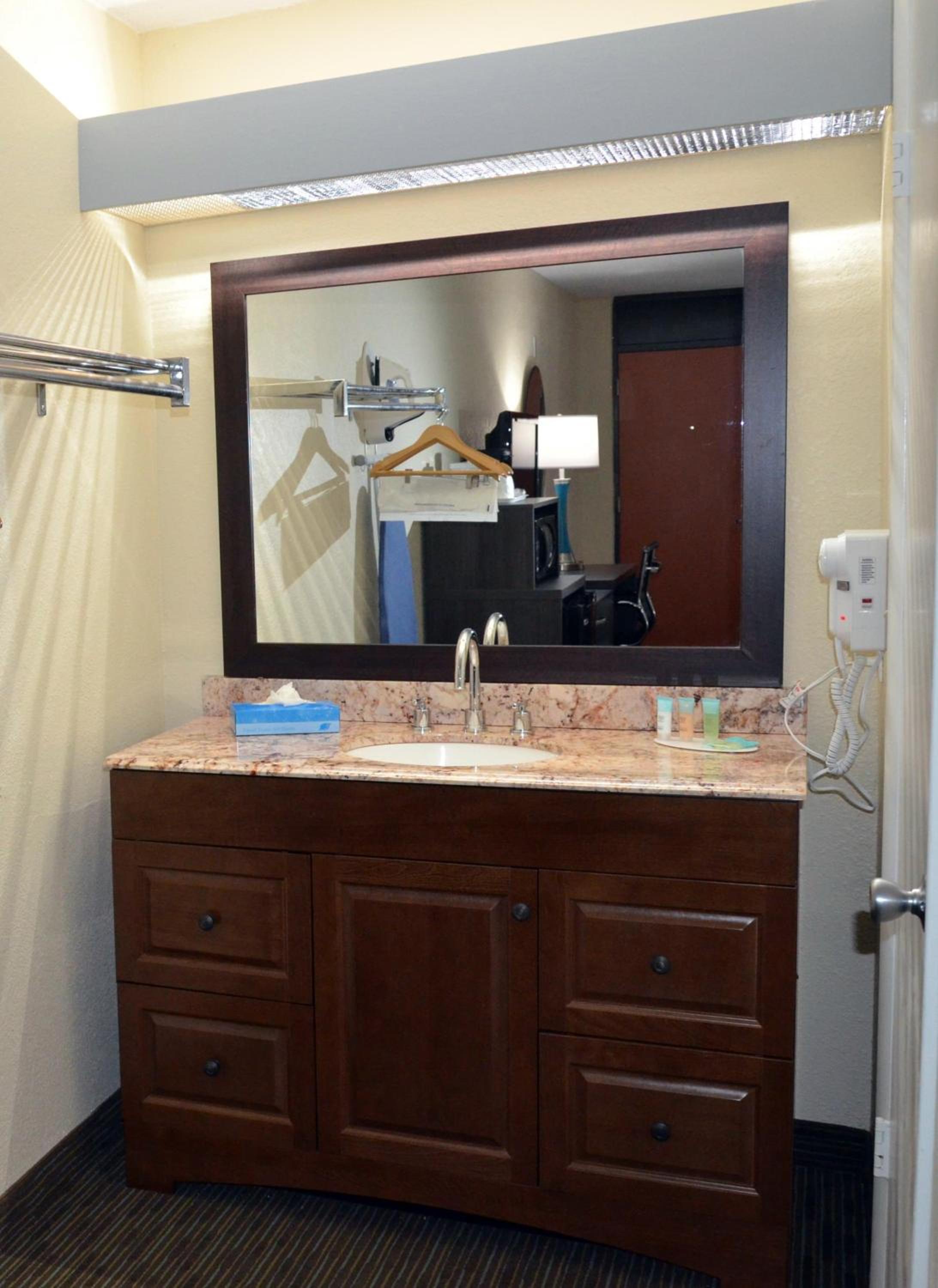 Days Inn & Suites by Wyndham Orlando Airport