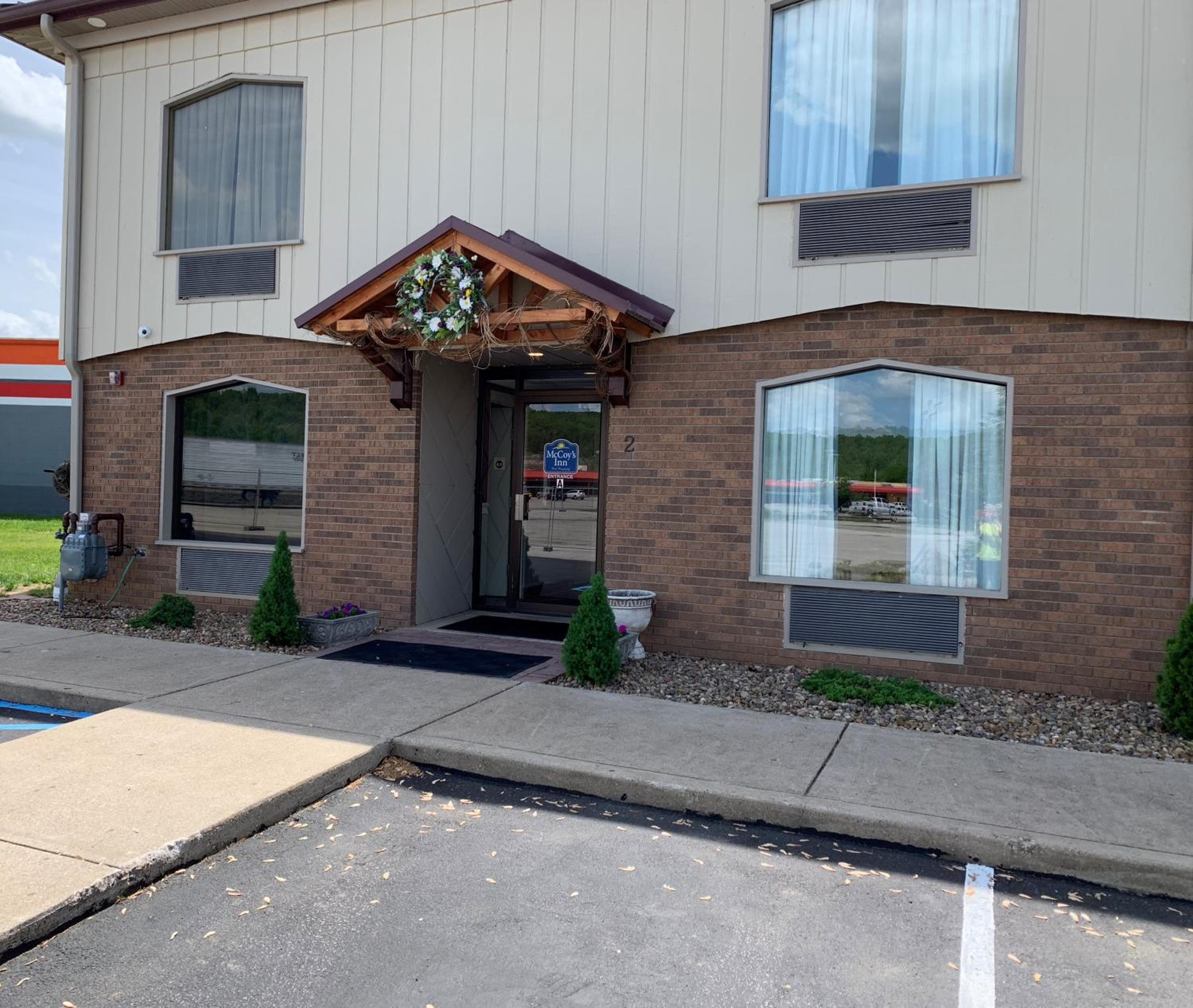 Hotel McCoy's Inn - Image 1