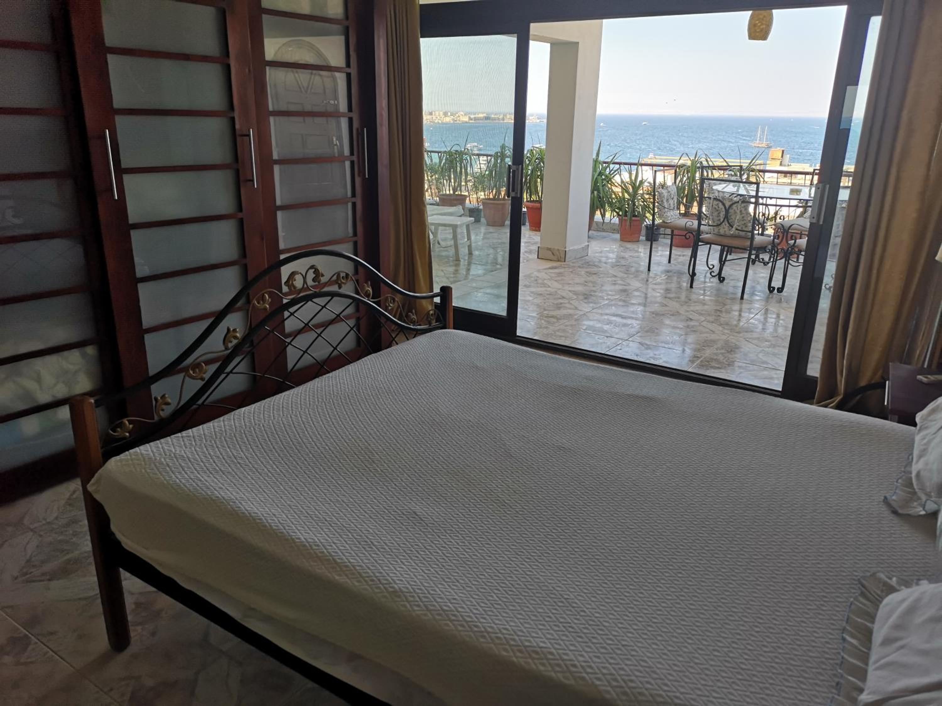 Cordoba Sea View Apartment with open air jacuzzi at Mastaba